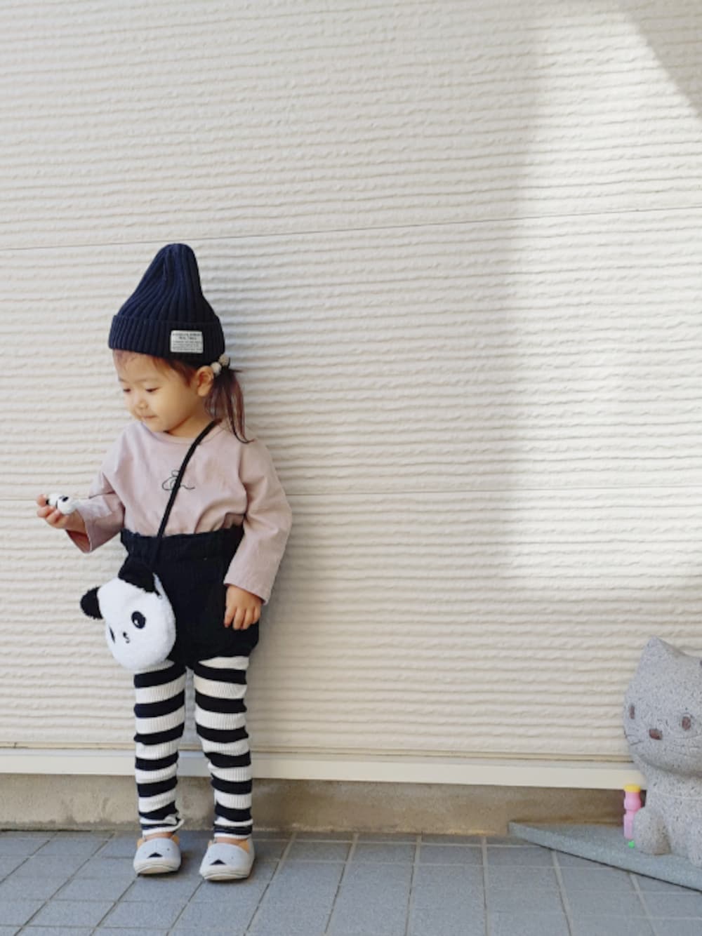 「韓国子供服、ボーダー、レギンス、かぼちゃパンツ、ニット帽、パンダ、ショルダーバッグ、2歳、2歳7ヶ月、ベージュ×ブラック」｜「presentのアイテム（Tシャツ/カットソー、ピンク系）」を使った、-eeeちゃん-さん（キッズ・80cm）の秋コーディネートの1枚目の写真