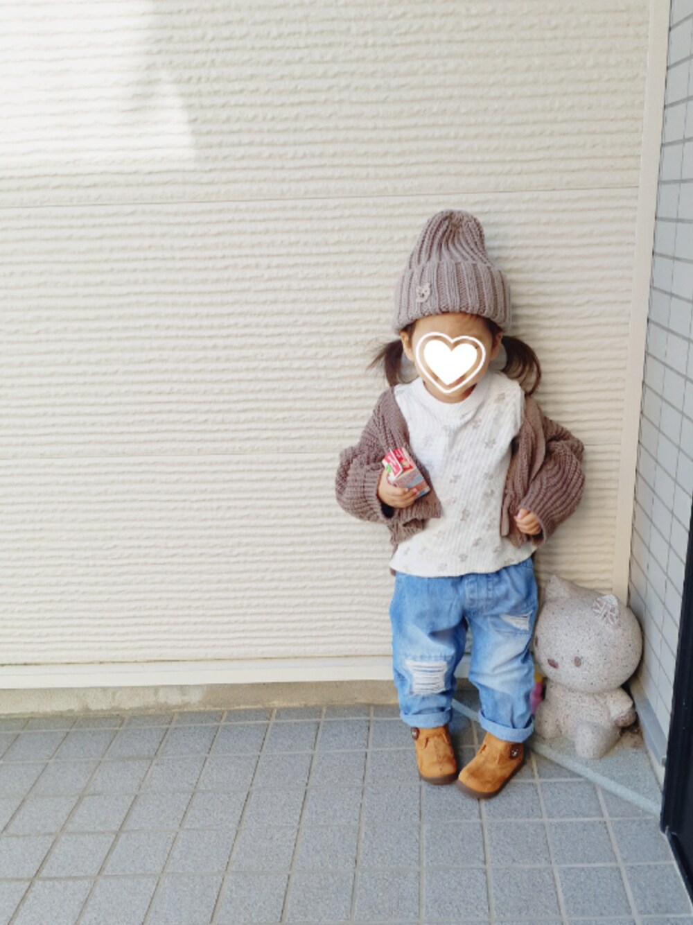 「キッズファッション、ニット帽、デニムパンツ、韓国通販、monmimi、カーディガン、公園コーデ、ブーツ、2歳」｜「韓国子供服のアイテム（ニットキャップ/ビーニー、ベージュ系）」を使った、-eeeちゃん-さん（キッズ・80cm）の秋コーディネートの1枚目の写真