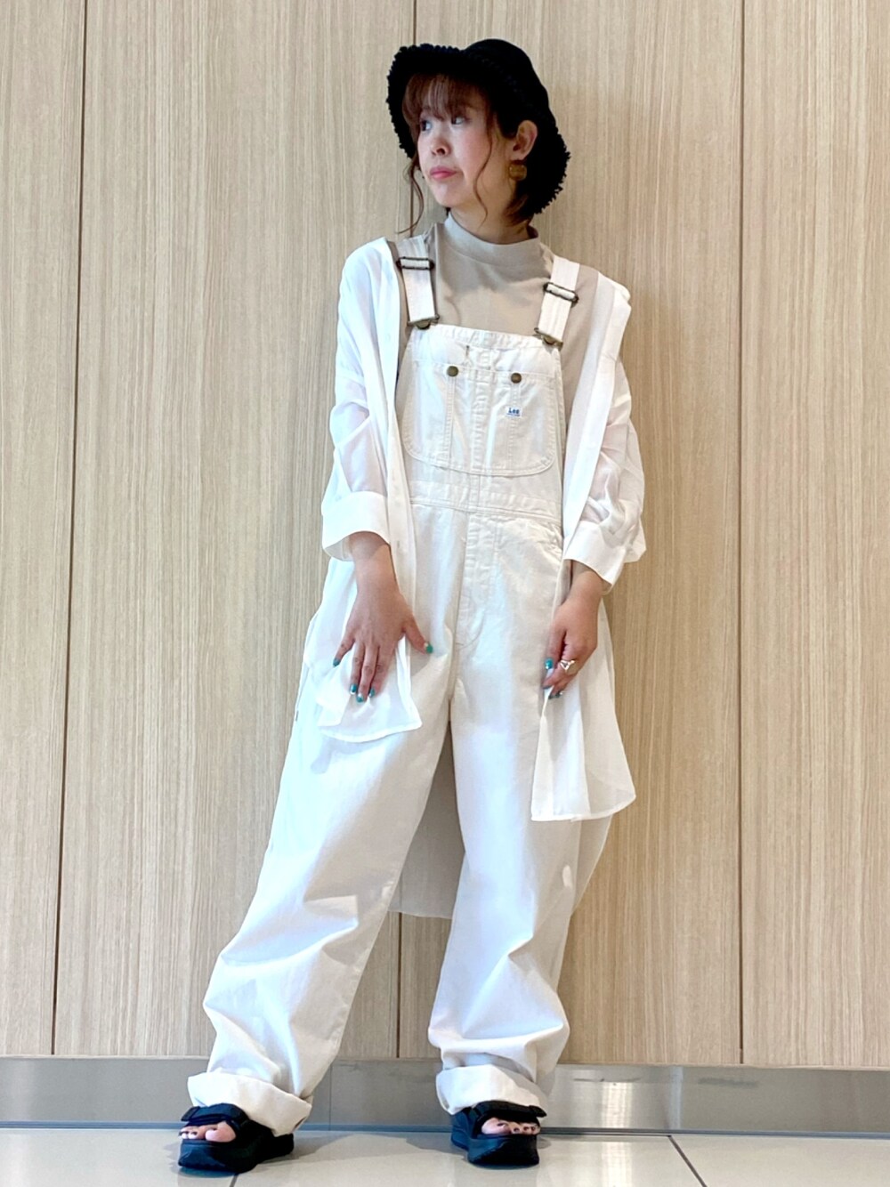 「サロペット、ALL White」｜「Leeの【Lee】オーバーオール（サロペット/オーバーオール、ホワイト系）」を使った、ちいさん（レディース・156cm）の春コーディネートの1枚目の写真