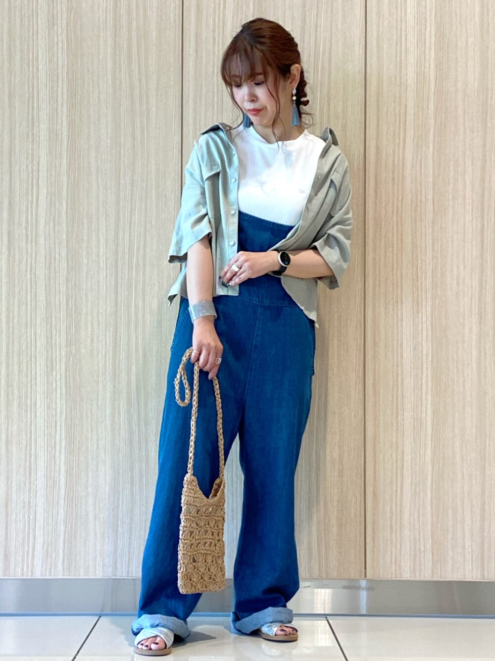 「サロペット、雑材バッグ、低身長、楽チンコーデ」｜「Leeの【Lee】サロペットセット（サロペット/オーバーオール、ブルー系）」を使った、ちいさん（レディース・156cm）の春コーディネートの1枚目の写真