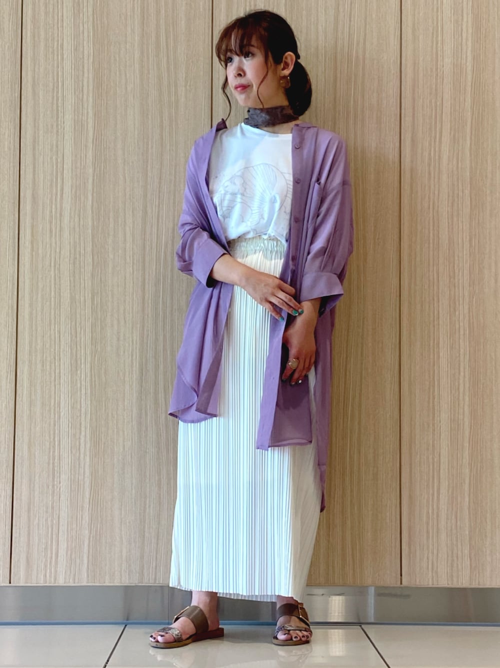 「パープルシャツ、白プリーツスカート、30代コーデ、お洒落さんとつながりたい、低身長コーデ」｜「HONEYSUCKLE ROSEの【HONEYSUCKLE ROSE】プリーツスカート（スカート、ベージュ系）」を使った、ちいさん（レディース・156cm）の春コーディネートの1枚目の写真