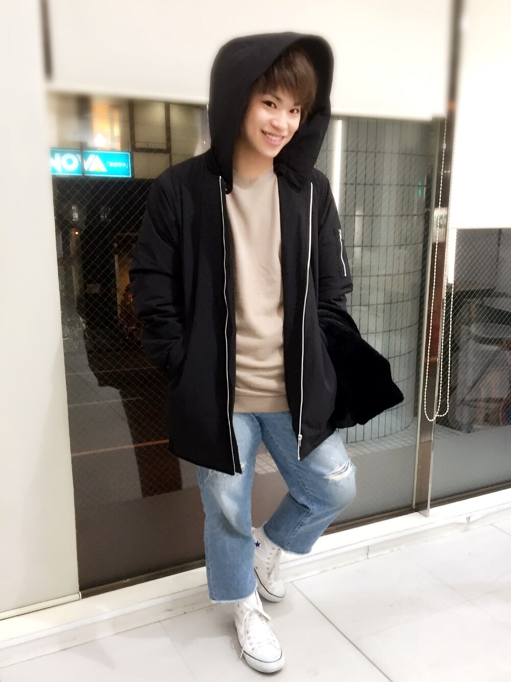 ブルー系のデニムパンツ、ブラック系のその他アウター、ベージュ系のスウェットを着用したメンズの冬コーディネートの1枚目の写真