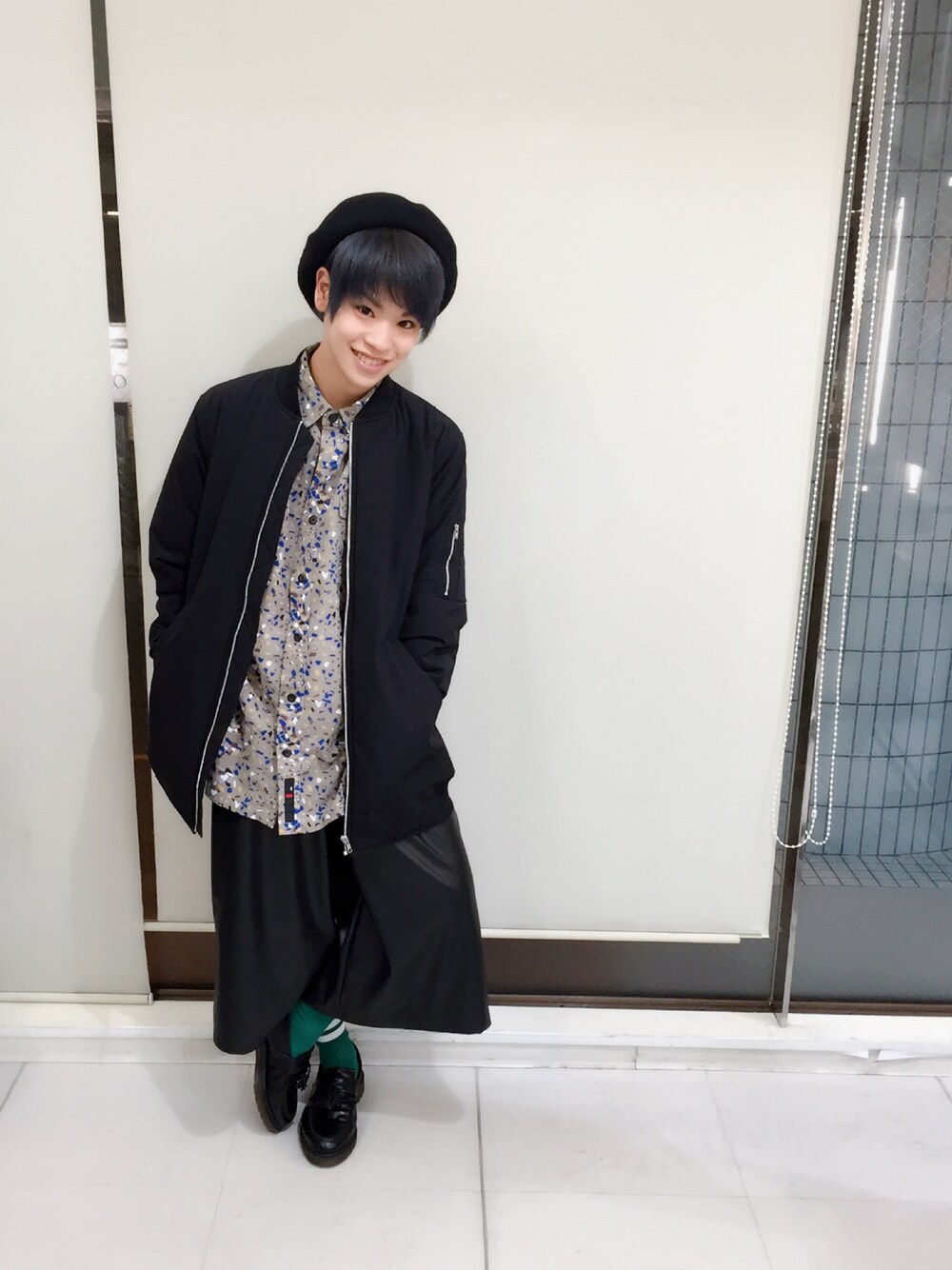 ブラック系のその他アウター、ブラック系のその他パンツ、ブラック系のローファーを着用したメンズの春コーディネートの1枚目の写真
