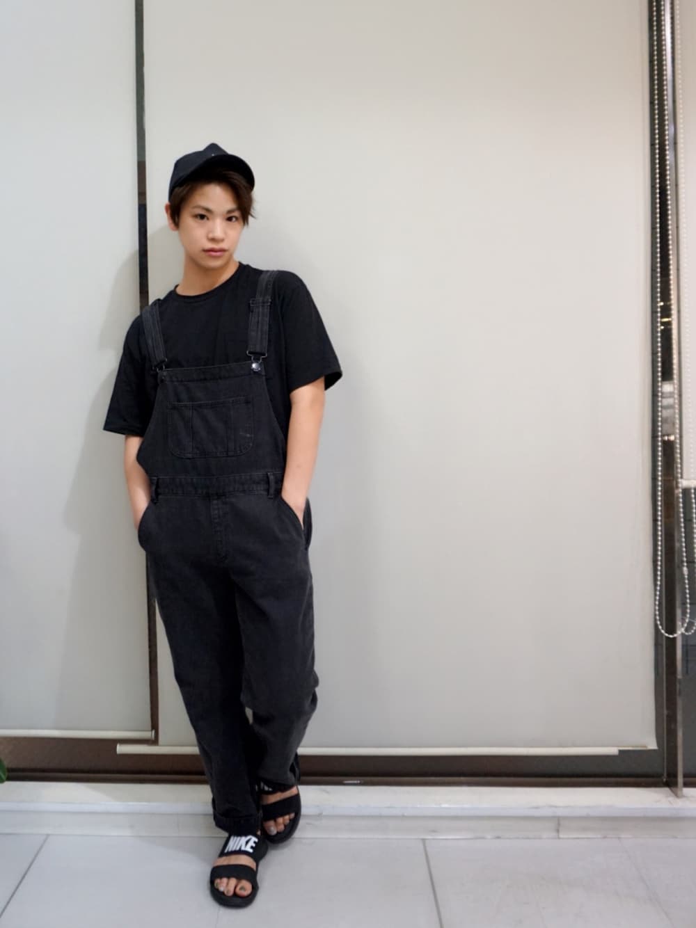 サロペット/オーバーオールを使った「黒コーデ」の人気