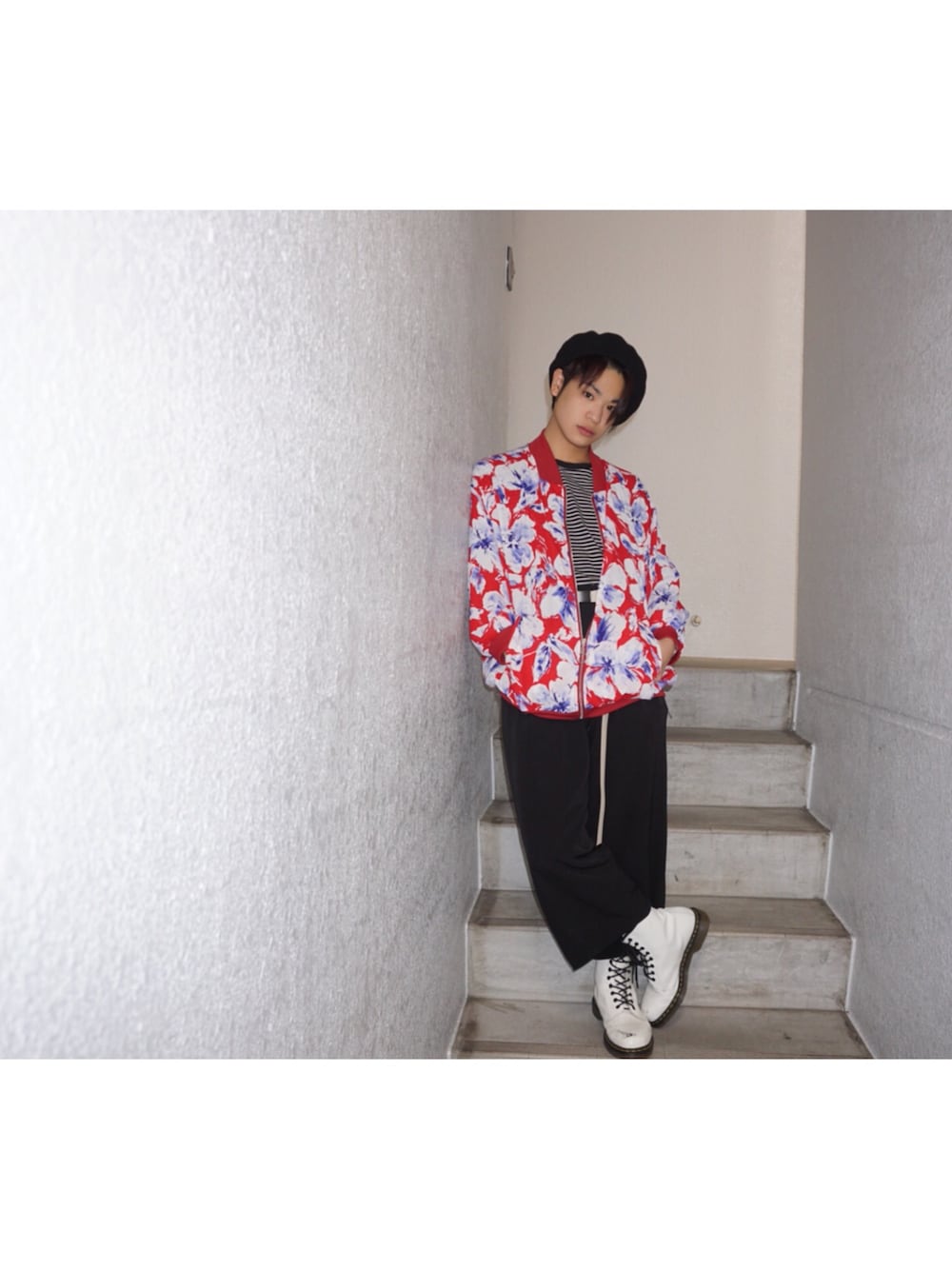 「花柄トップス、ボーダー、ブーツ」｜「Availのアイテム（ジャケット/アウター、レッド系）」を使った、河崎良侑(りょう)さん（メンズ・166cm）の秋コーディネートの1枚目の写真