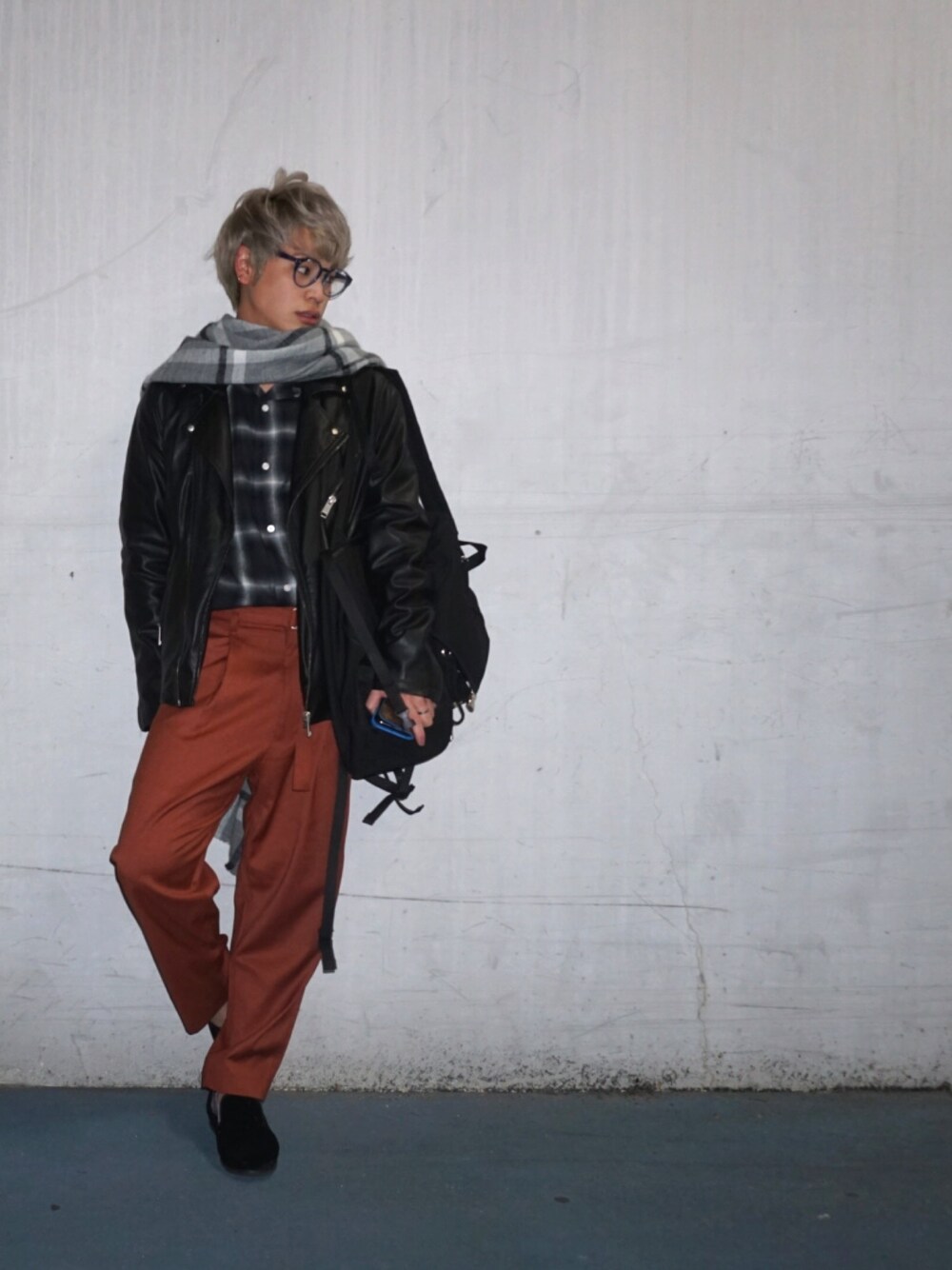 ブラック系のライダースジャケット、ブラック系のシャツ/ブラウス、ブラウン系のその他パンツを着用したメンズの冬コーディネートの1枚目の写真