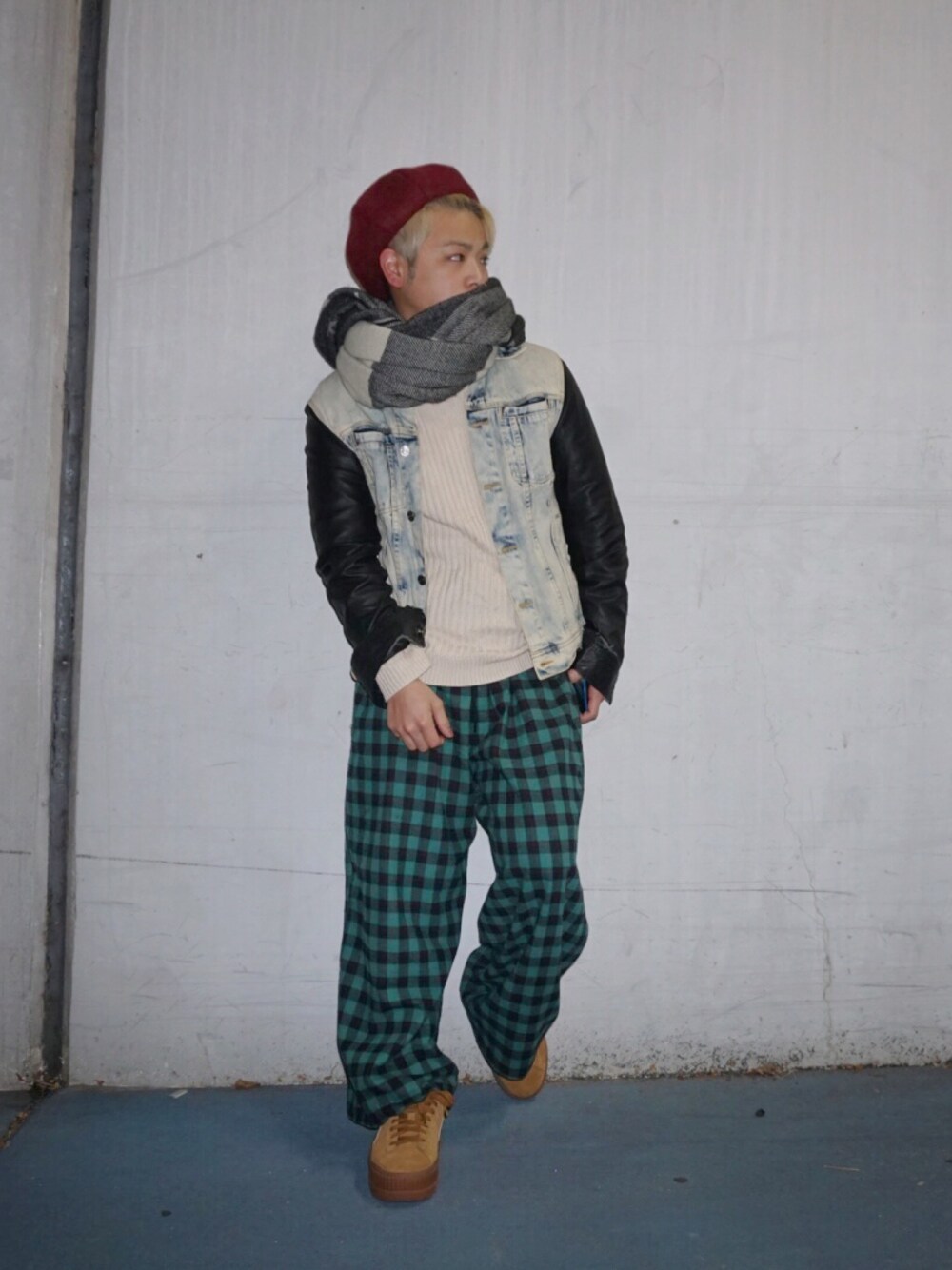 「チビコーデ、ワイドパンツ、チェックパンツ、ベレー帽、ストールぐるぐる」｜「SENSE OF PLACE by URBAN RESEARCHのシャギーベレー帽（ハンチング/ベレー帽、レッド系）」を使った、河崎良侑(りょう)さん（メンズ・166cm）の冬コーディネートの1枚目の写真