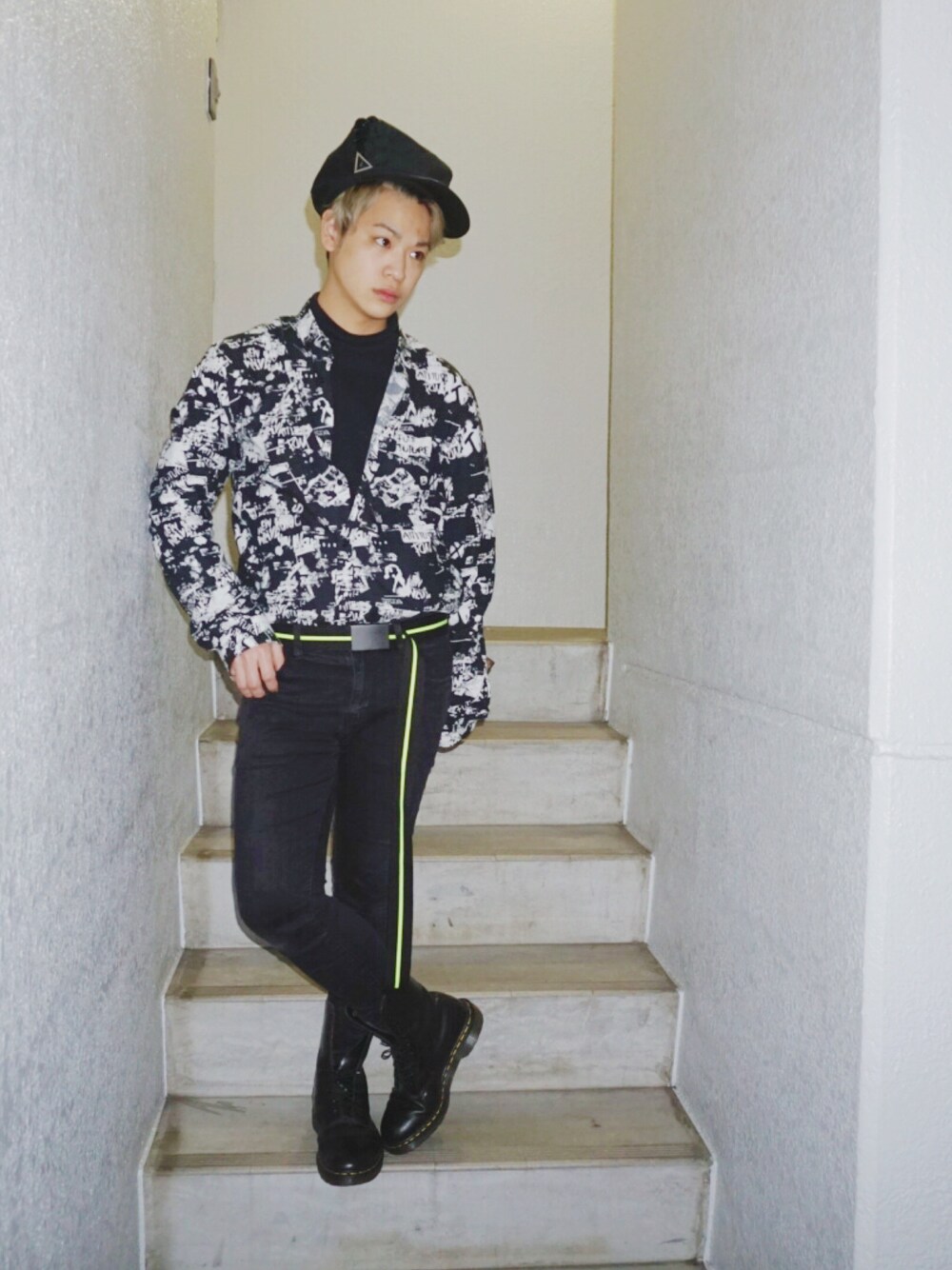 「チビコーデ、柄シャツ、タートルネック×シャツ、パンツイン、さし色、蛍光イエロー、ブーツイン」｜「CA4LAのアイテム（キャップ、ブラック系）」を使った、河崎良侑(りょう)さん（メンズ・166cm）の冬コーディネートの1枚目の写真