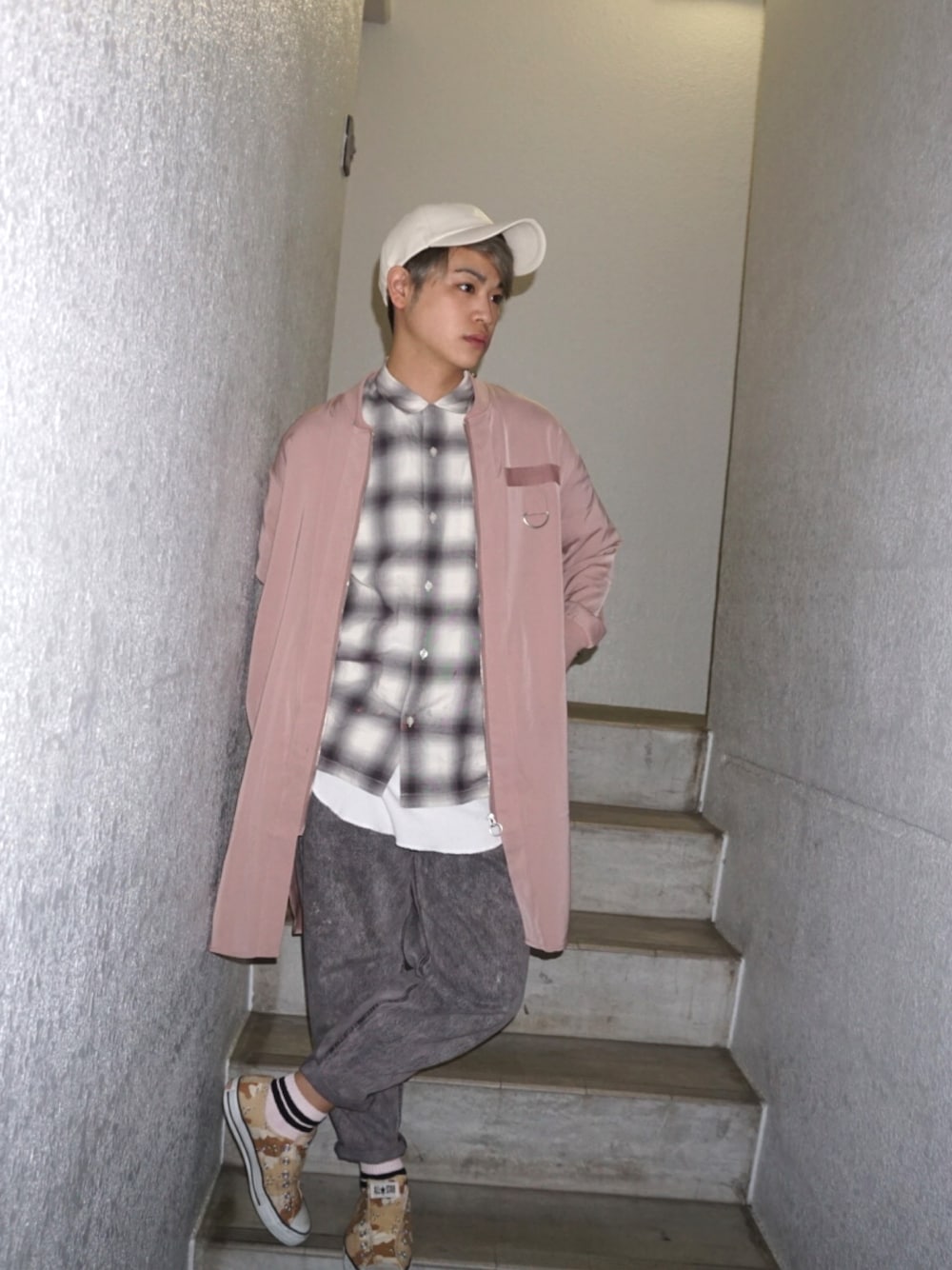 ブラック系のシャツ/ブラウス、ピンク系のMA-1、ホワイト系のTシャツ/カットソーを着用したメンズの春コーディネートの1枚目の写真