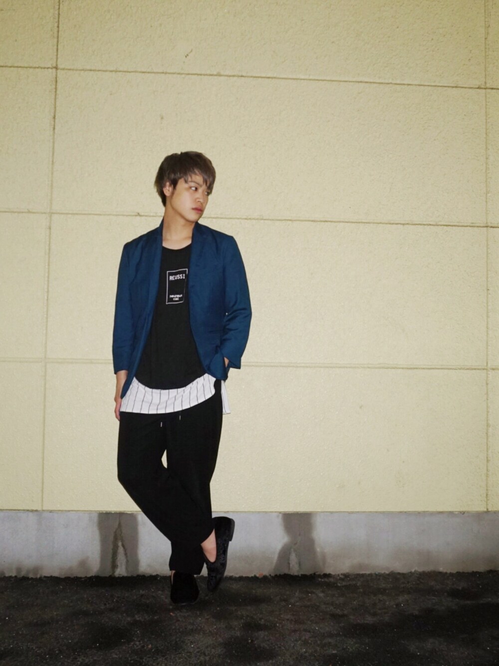 ブルー系のテーラードジャケット、ブラック系のTシャツ/カットソー、ブラック系のTシャツ/カットソーを着用したメンズの春コーディネートの1枚目の写真