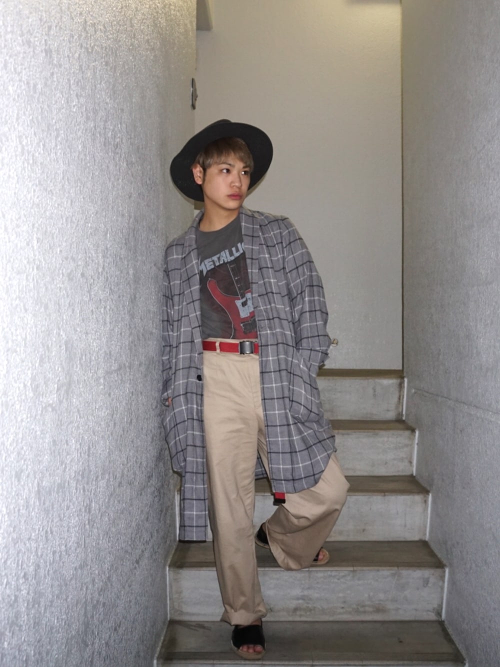 グレー系のシャツ/ブラウス、グレー系のTシャツ/カットソー、ベージュ系のチノパンツを着用したメンズの春コーディネートの1枚目の写真