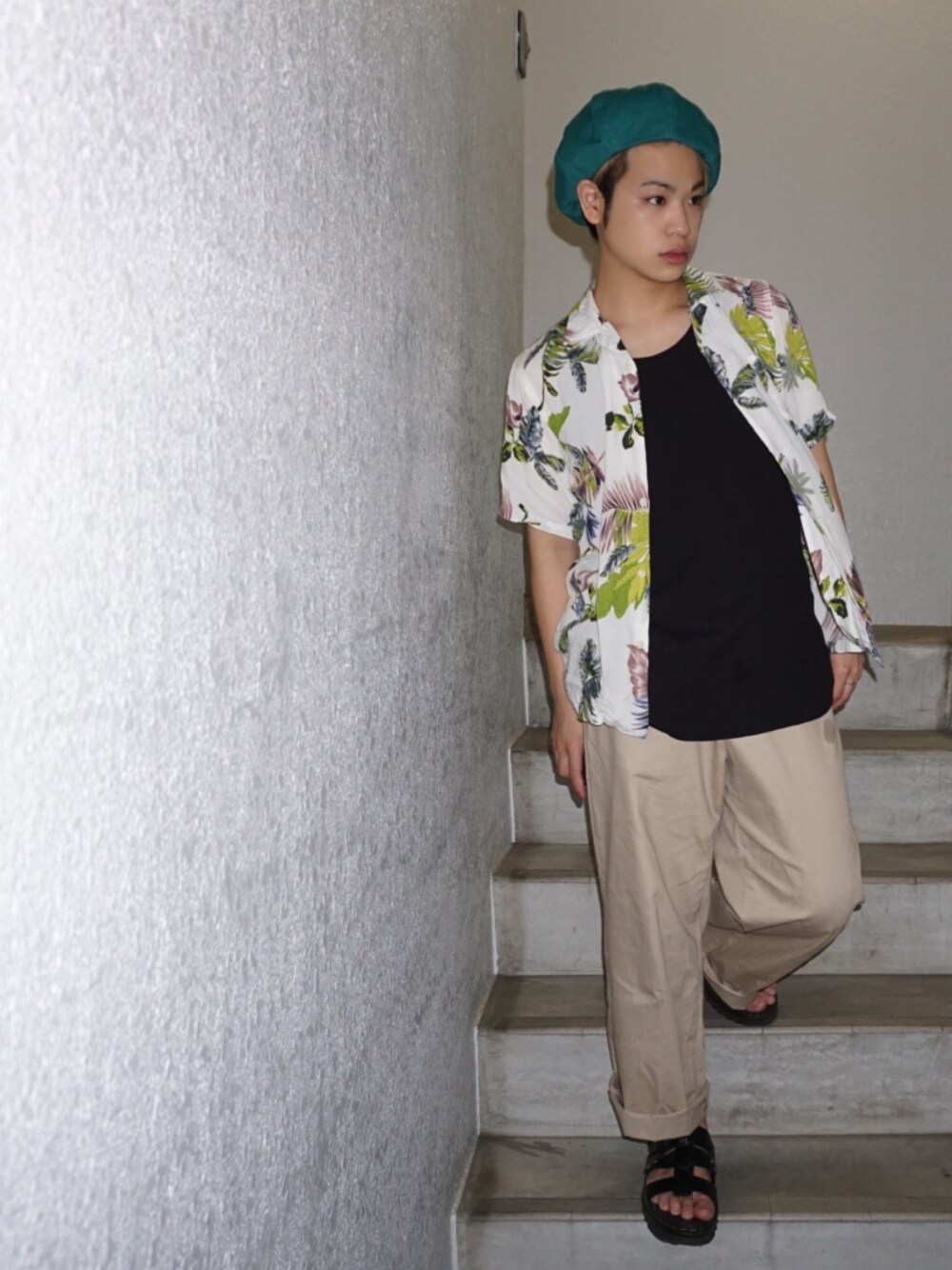 ブラック系のタンクトップ、ホワイト系のシャツ/ブラウス、ベージュ系のチノパンツを着用したメンズの夏コーディネートの1枚目の写真