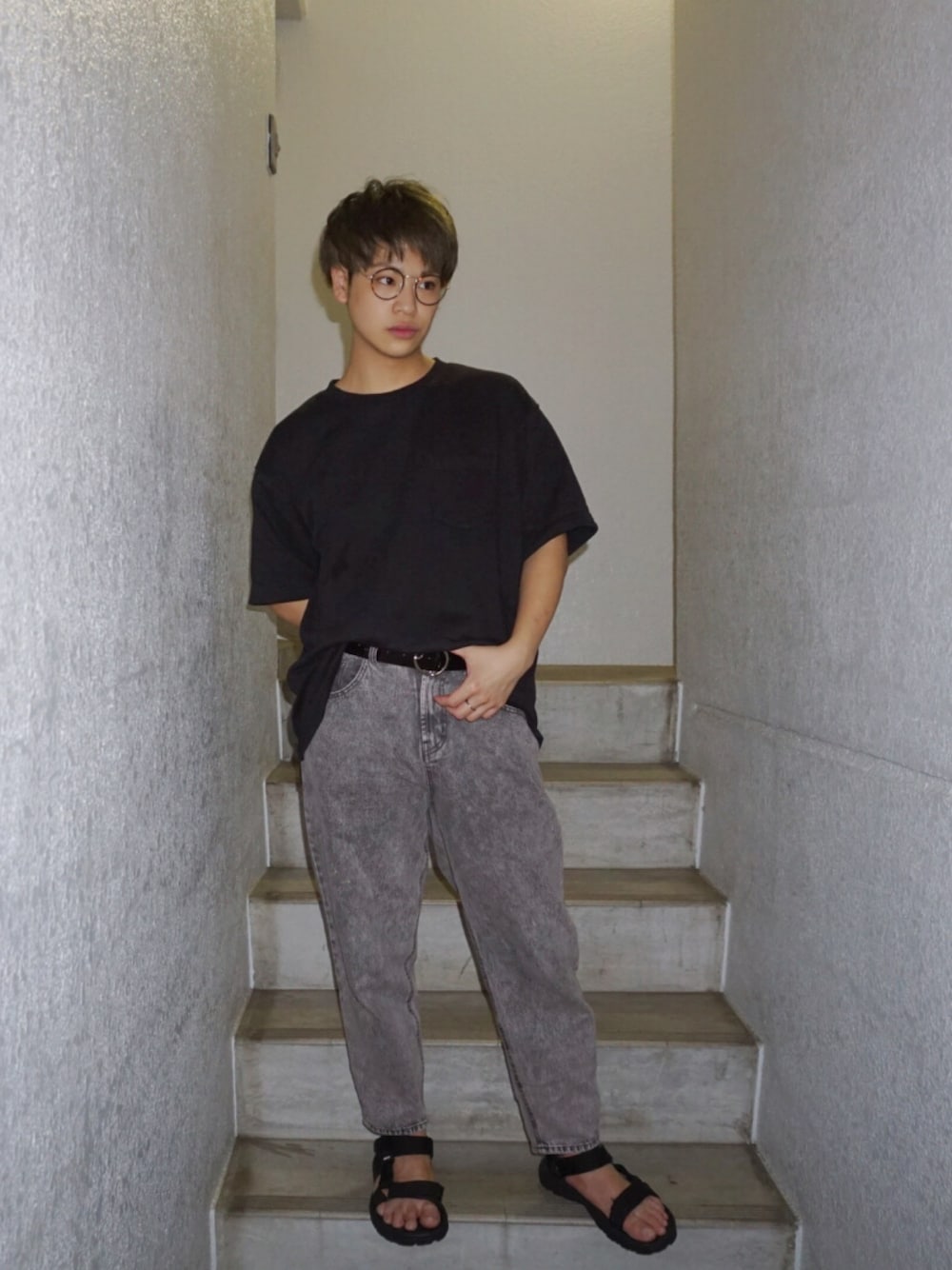 「チビコーデ、シンプル、Tシャツにデニム、テバサンダル、ビックシルエット、カジュアル、デニム、プチプラコーデ」｜「GUのアイテム（Tシャツ/カットソー、ブラック系）」を使った、河崎良侑(りょう)さん（メンズ・165cm）の夏コーディネートの1枚目の写真