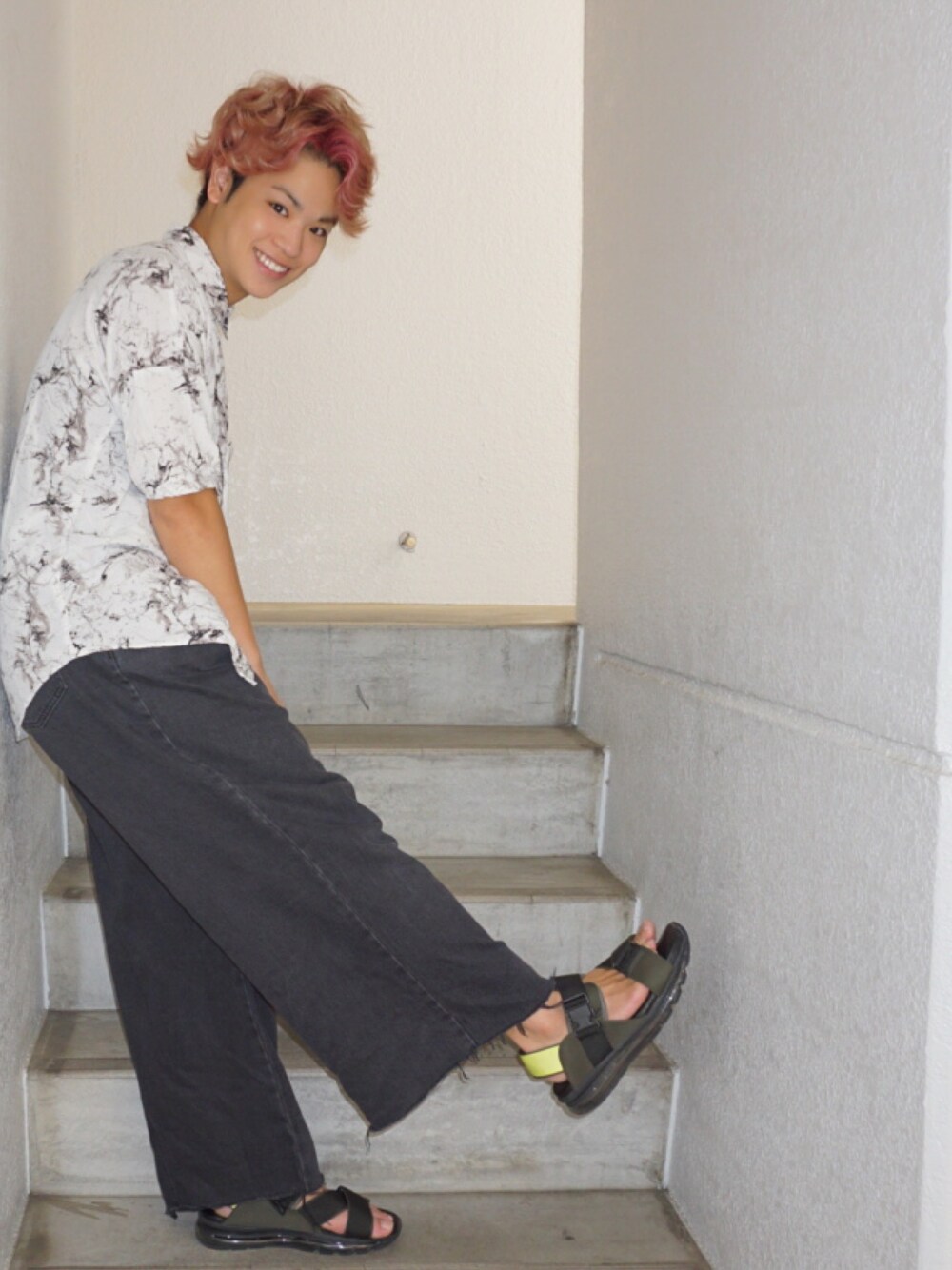 その他のシャツ/ブラウス、ブラック系のデニムパンツ、グリーン系のサンダルを着用したメンズの夏コーディネートの1枚目の写真