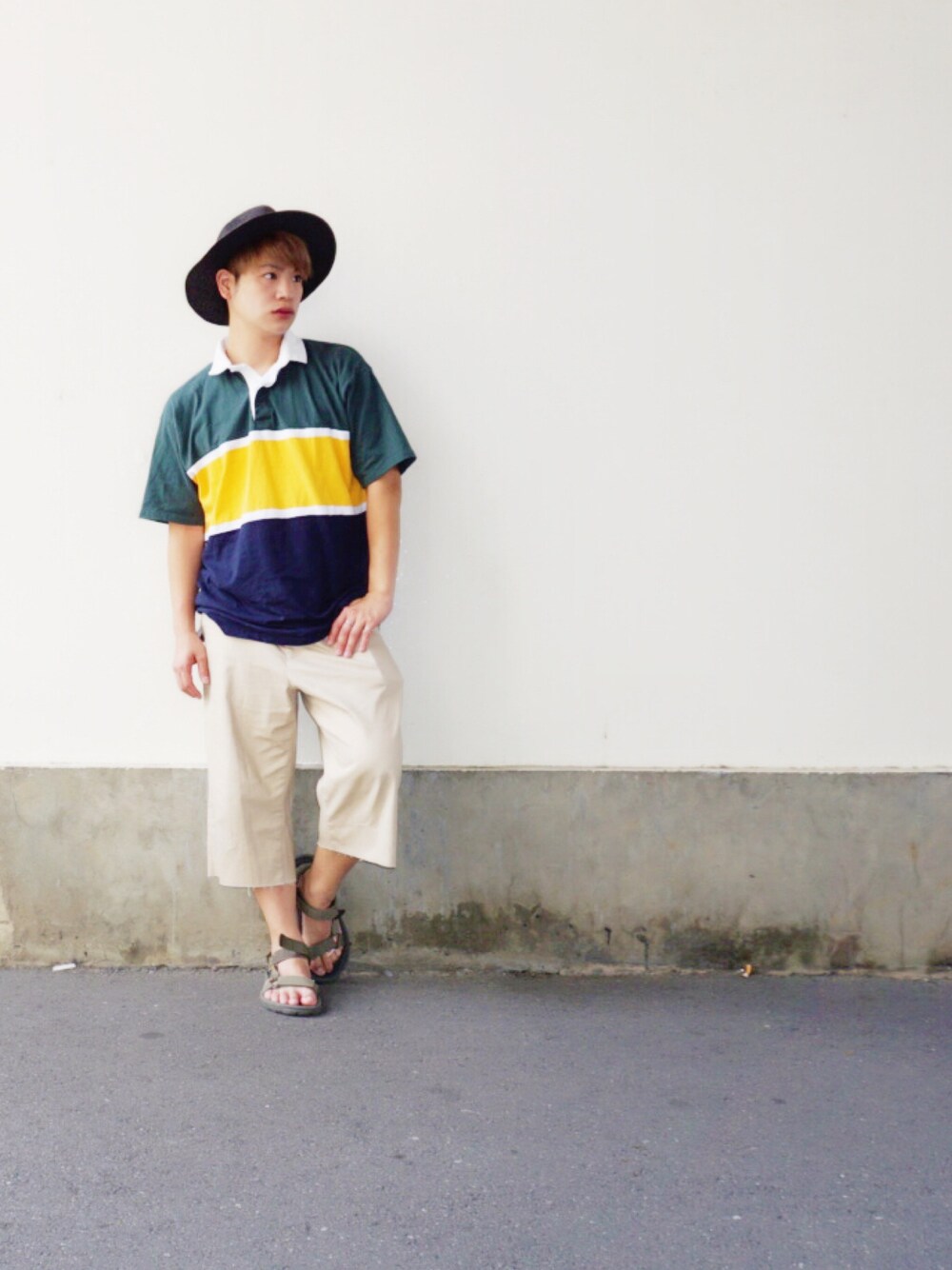 その他のその他トップス、ベージュ系のチノパンツ、グリーン系のサンダルを着用したメンズの夏コーディネートの1枚目の写真