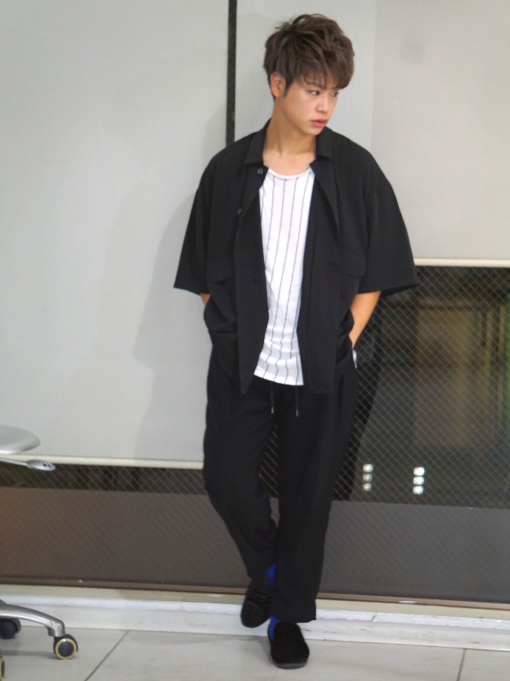 ブラック系のシャツ/ブラウス、ブラック系のTシャツ/カットソー、ブラック系のその他パンツを着用したメンズの秋コーディネートの1枚目の写真