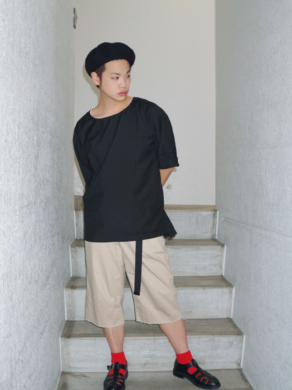 ブラック系のシャツ/ブラウス、ベージュ系のチノパンツ、ブラック系のドレスシューズを着用したメンズの秋コーディネートの1枚目の写真