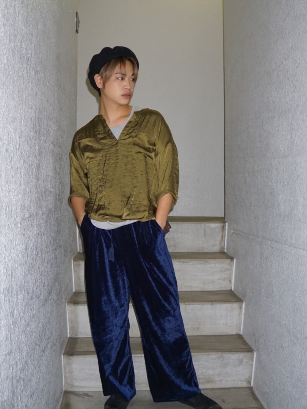 グリーン系のシャツ/ブラウス、ブルー系のその他パンツ、ブラック系のスリッポンを着用したメンズの秋コーディネートの1枚目の写真