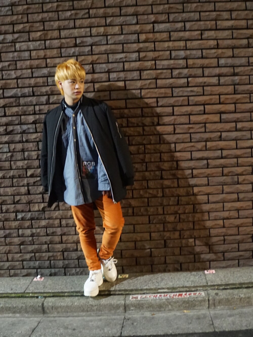 「チビコーデ、毎日更新中、カラーパンツ、スキニーパンツ、ロングシャツ、プリントシャツ、厚底スニーカー、タートルネック、個性的、金髪」｜「韓国のアイテム（シャツ/ブラウス、ブルー系）」を使った、河崎良侑(りょう)さん（メンズ・165cm）の冬コーディネートの1枚目の写真