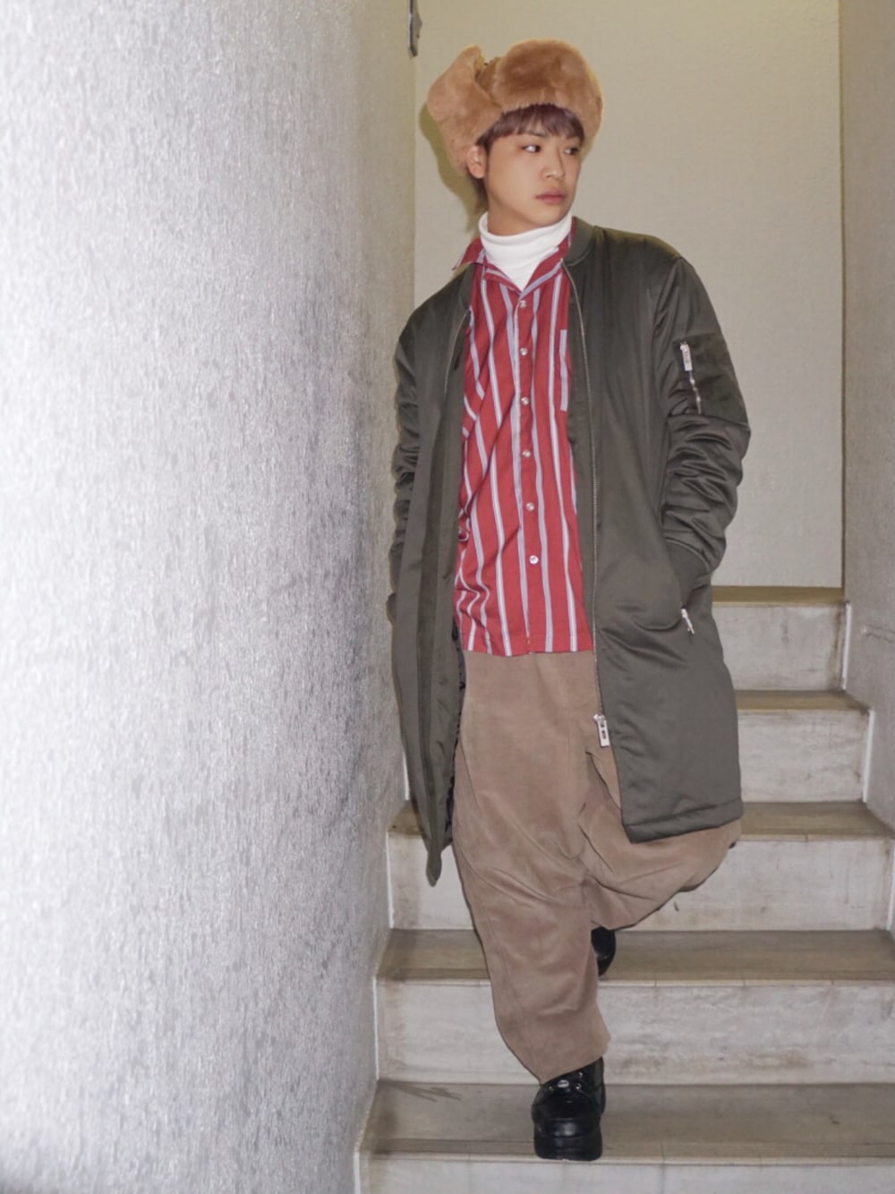 ブラウン系のシャツ/ブラウス、ホワイト系のTシャツ/カットソー、グリーン系のブルゾンを着用したメンズの冬コーディネートの1枚目の写真