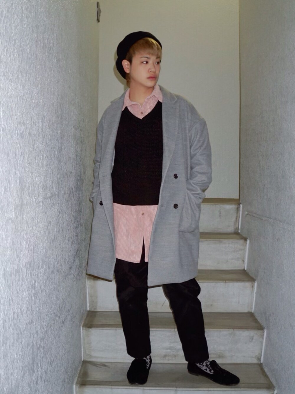 ピンク系のシャツ/ブラウス、ブラック系のニット/セーター、グレー系のチェスターコートを着用したメンズの冬コーディネートの1枚目の写真