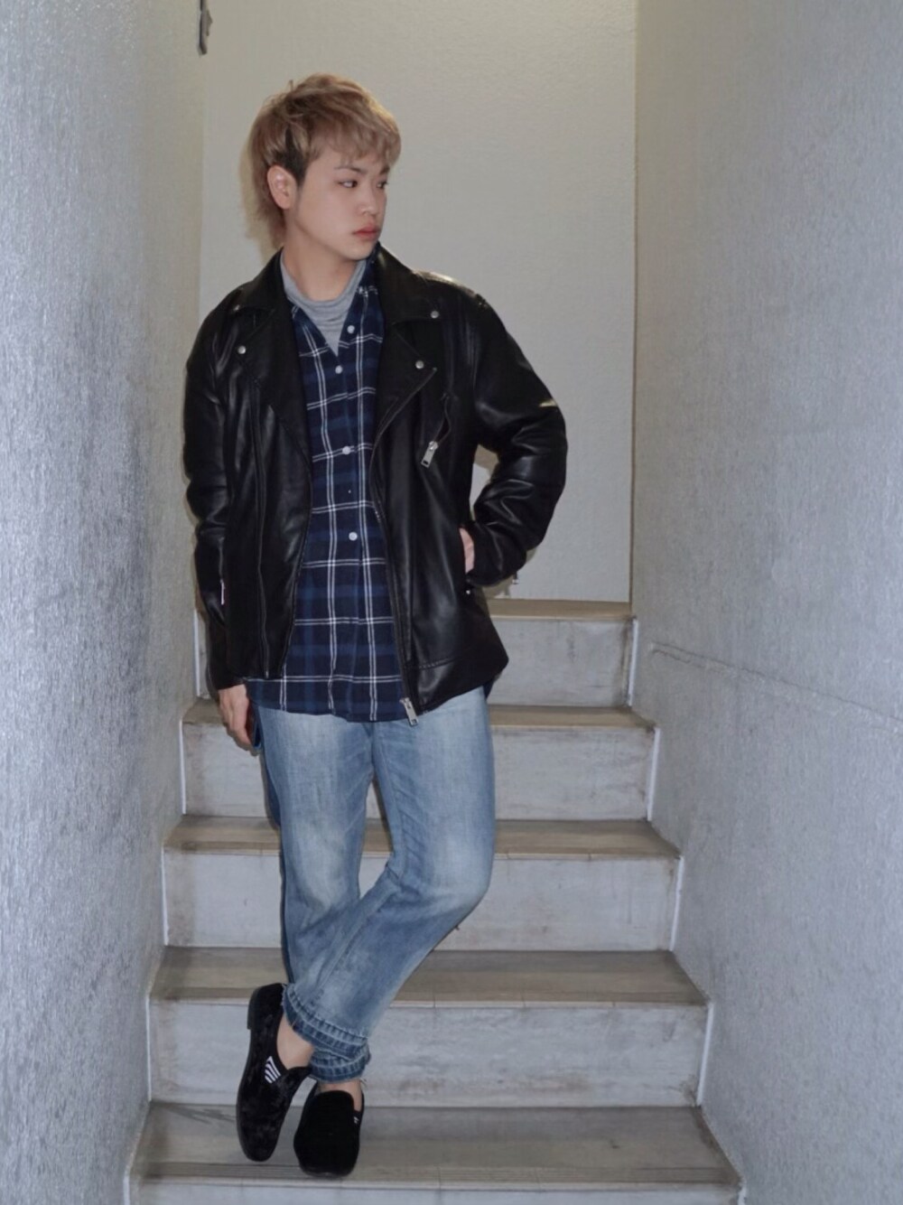 グレー系のTシャツ/カットソー、ブルー系のシャツ/ブラウス、ブラック系のライダースジャケットを着用したメンズの冬コーディネートの1枚目の写真