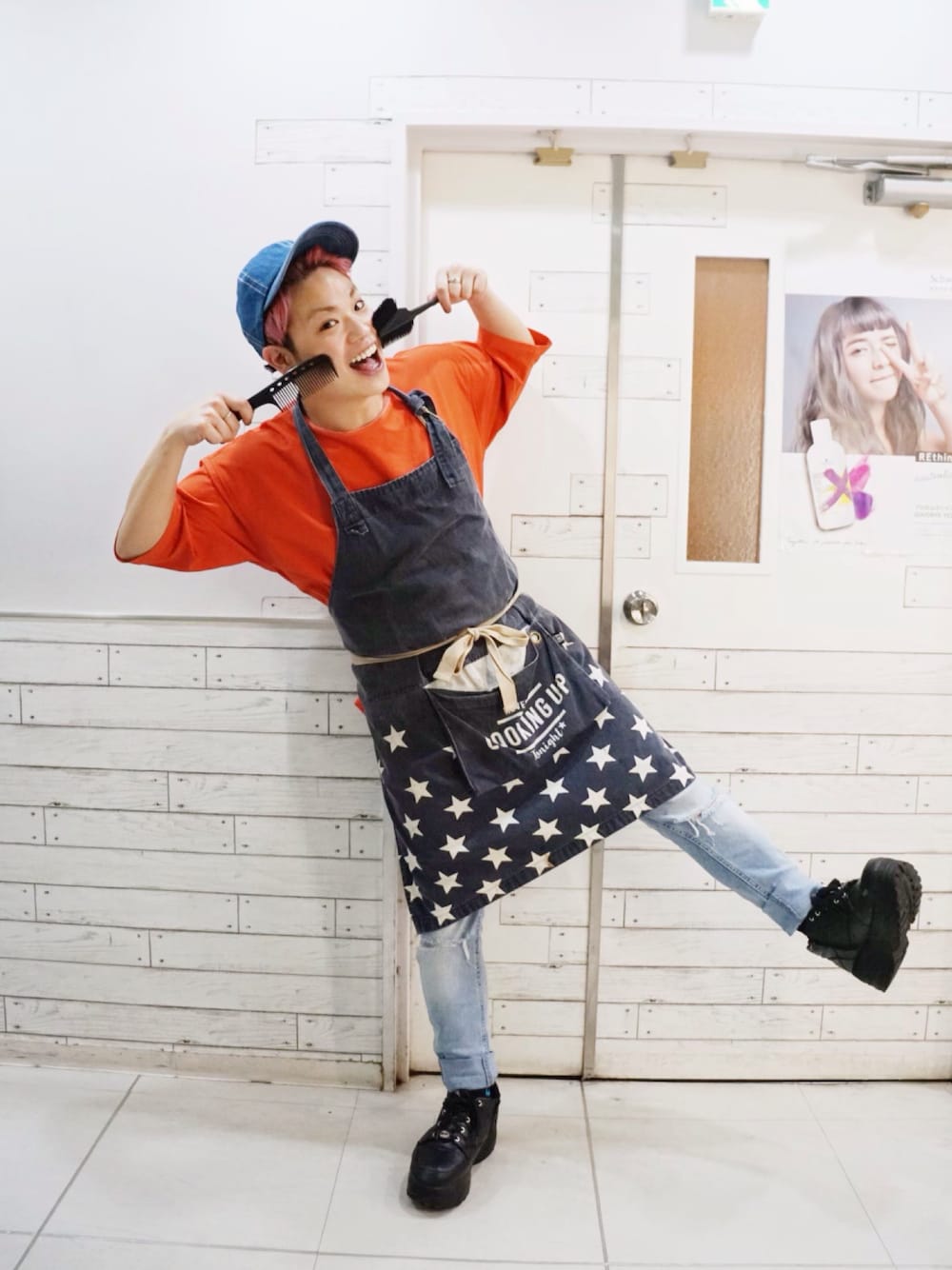 オレンジ系のTシャツ/カットソー、ブルー系のデニムパンツ、ブラック系のスニーカーを着用したメンズの春コーディネートの1枚目の写真