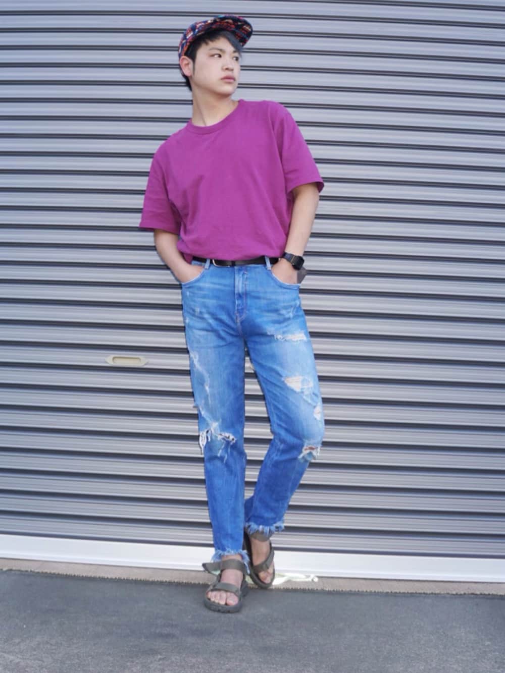 「チビコーデ、プチプラコーデ、ユニクロ、キャップ、ダメージデニムパンツ、今日のコーデ、カラーTシャツ、tava、シャツイン」｜「OBEYのアイテム（キャップ、その他）」を使った、河崎良侑(りょう)さん（メンズ・165cm）の夏コーディネートの1枚目の写真