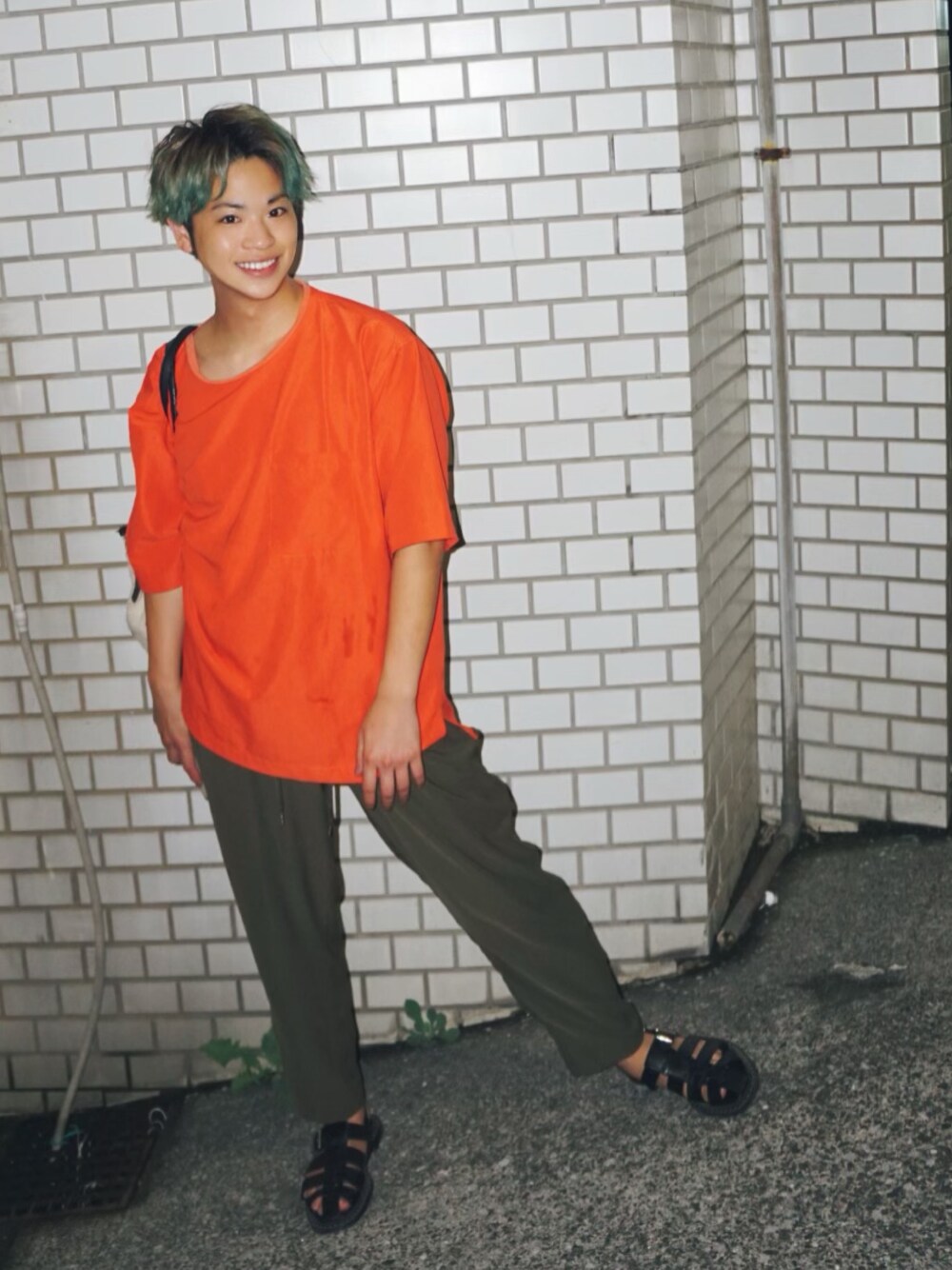 「チビコーデ、Tシャツ、プチプラ、サンダル、オレンジ、カーキ、オーバーサイズ、センスオブプレイス、グリーンヘアー」｜「SENSE OF PLACE by URBAN RESEARCHのストレッチドビービッグTシャツ(5分袖)（Tシャツ/カットソー、オレンジ系）」を使った、河崎良侑(りょう)さん（メンズ・165cm）の秋コーディネートの1枚目の写真