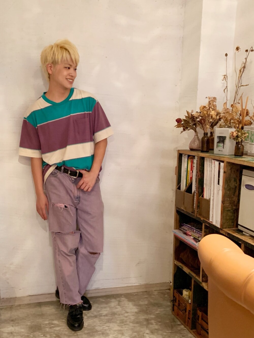 パープル系のTシャツ/カットソー、パープル系のデニムパンツ、ブラック系のローファーを着用したメンズの秋コーディネートの1枚目の写真