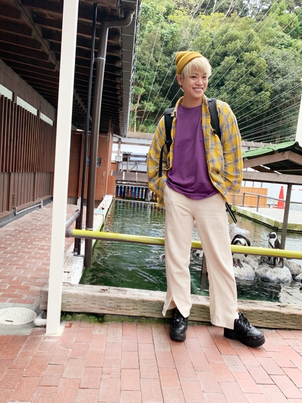 パープル系のTシャツ/カットソー、イエロー系のシャツ/ブラウス、ホワイト系のデニムパンツを着用したメンズの秋コーディネートの1枚目の写真