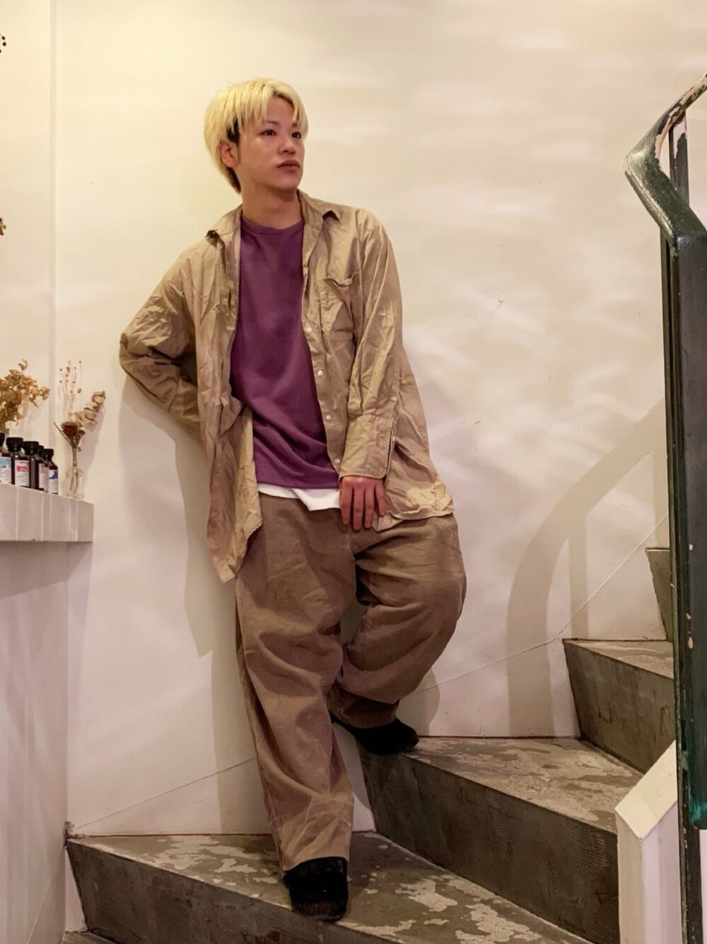 「チビコーデ、毎日コーデ、GUコーデ、しわ加工、コーデュロイ、ワイドパンツ、ロングシャツ、ベージュ、ラフスタイル、ビッグシルエット」｜「GUのアイテム（シャツ/ブラウス、ベージュ系）」を使った、河崎良侑(りょう)さん（メンズ・165cm）の秋コーディネートの1枚目の写真