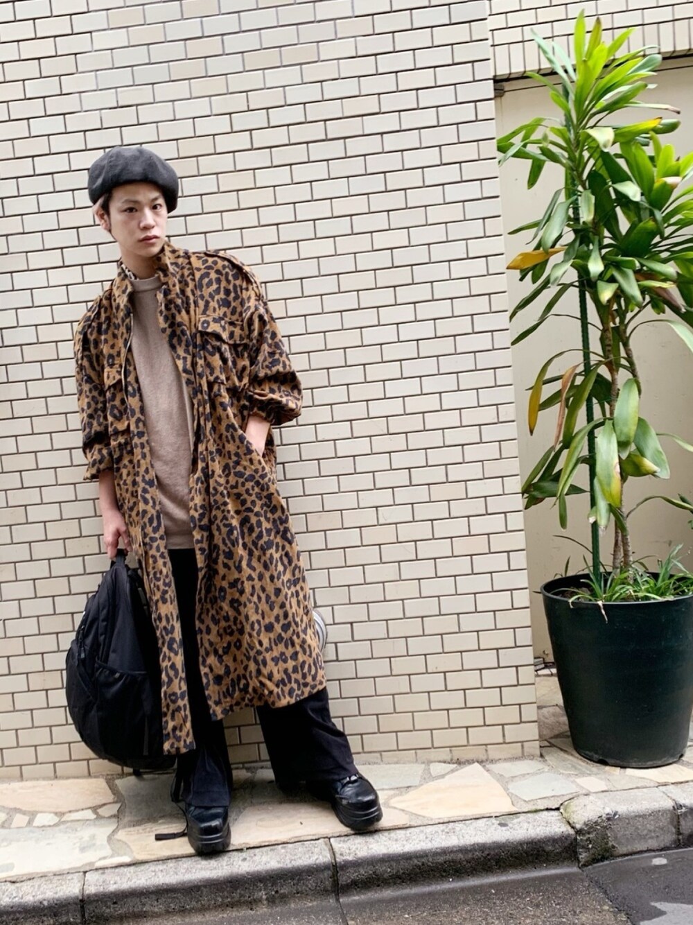 その他のその他アウター、ブラック系のその他パンツ、ブラック系のスニーカーを着用したメンズの秋コーディネートの1枚目の写真