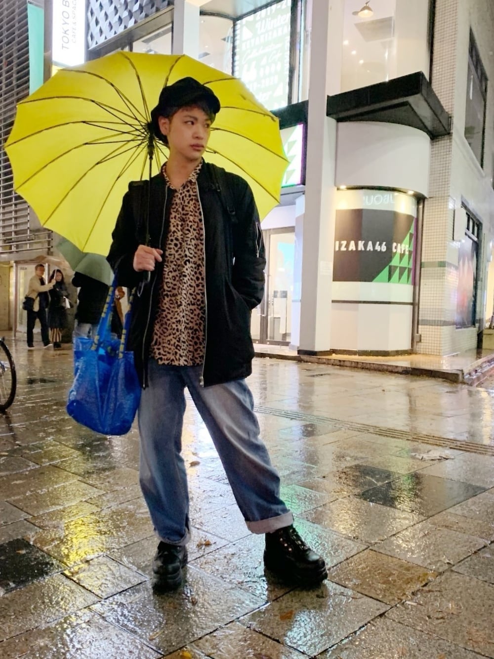 ベージュ系のシャツ/ブラウス、ブラック系のその他アウター、ブルー系のデニムパンツを着用したメンズの秋コーディネートの1枚目の写真
