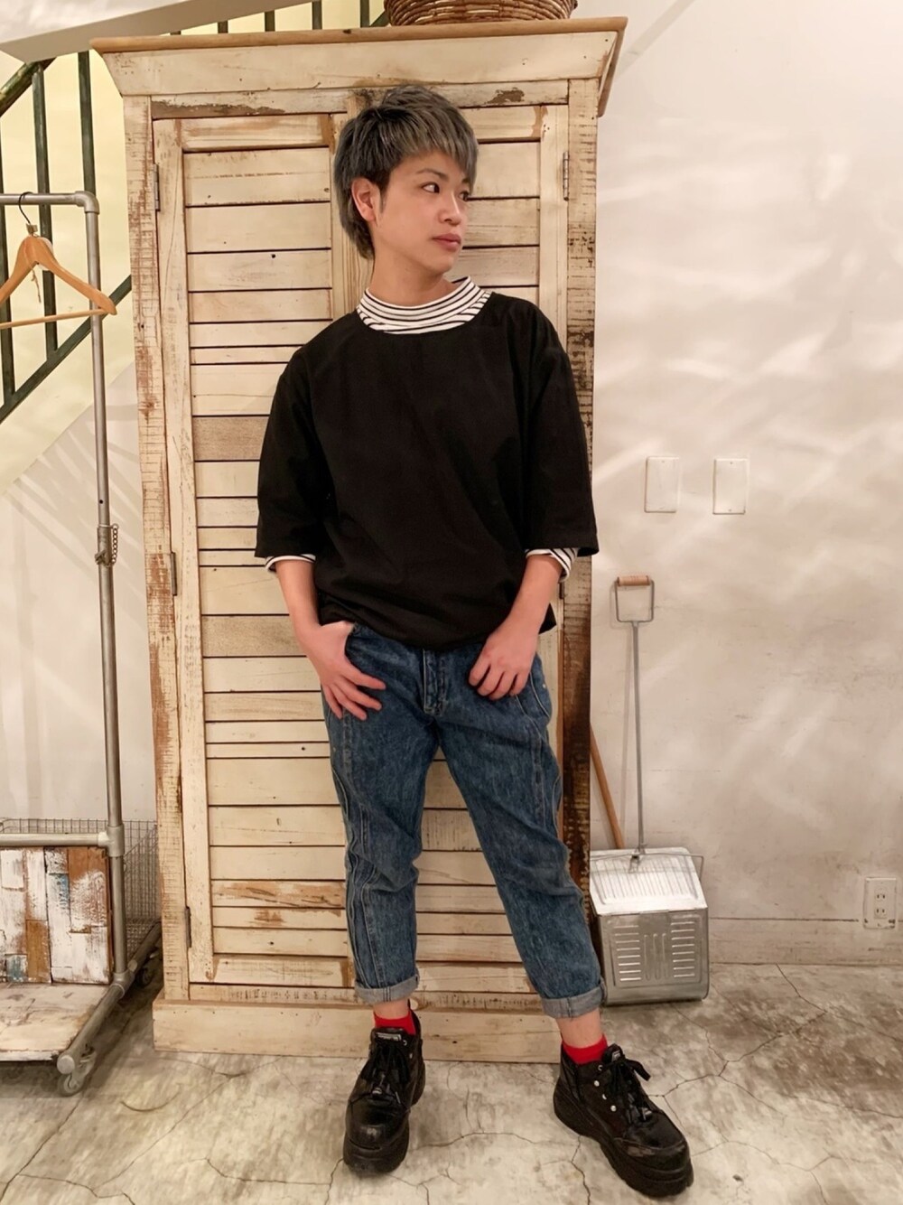 ブラック系のシャツ/ブラウス、グレー系のTシャツ/カットソー、ブルー系のデニムパンツを着用したメンズの冬コーディネートの1枚目の写真