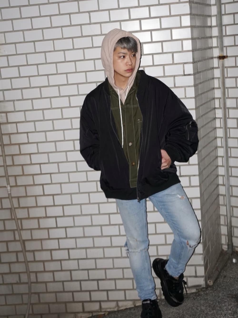ピンク系のパーカー、グリーン系のシャツ/ブラウス、ブラック系のMA-1を着用したメンズの冬コーディネートの1枚目の写真