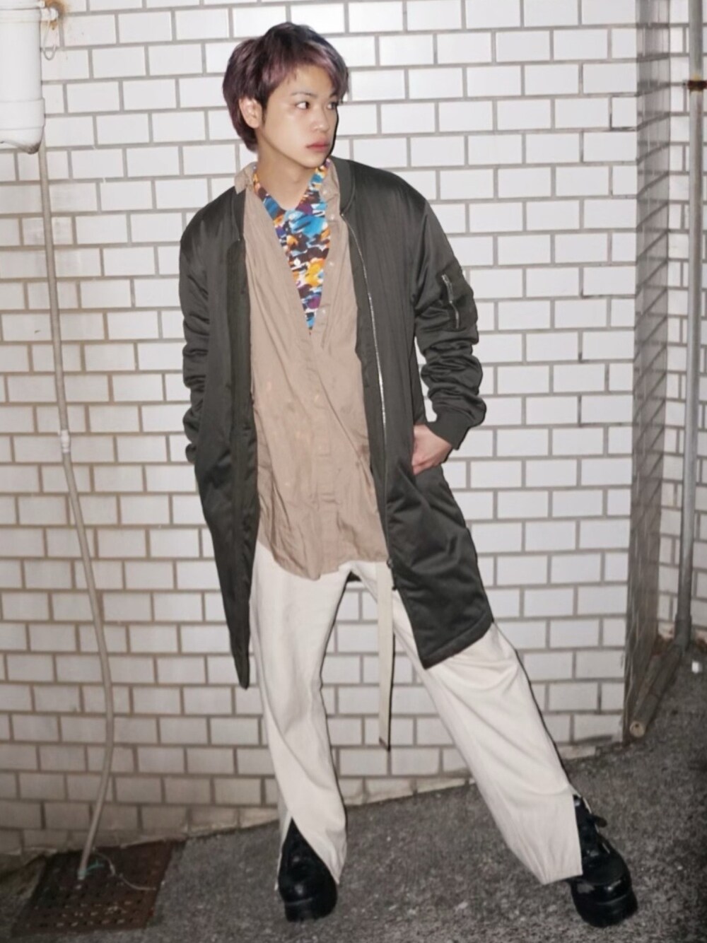 ベージュ系のシャツ/ブラウス、イエロー系のシャツ/ブラウス、ブラック系のダウンベストを着用したメンズの冬コーディネートの1枚目の写真