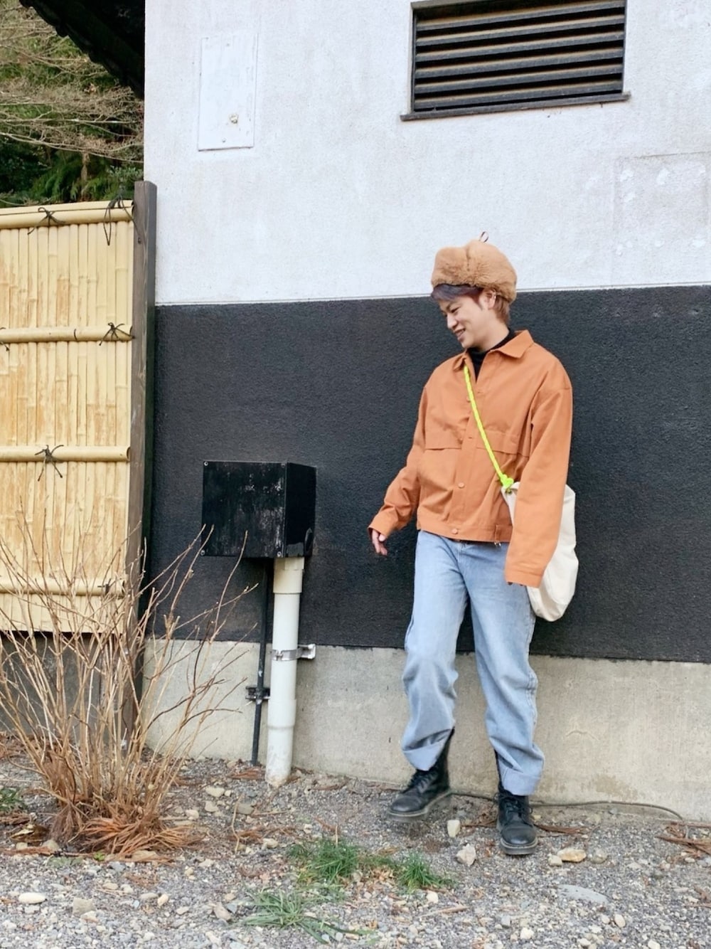 オレンジ系のジャケット/アウター、ブルー系のデニムパンツ、ブラック系のブーツを着用したメンズの冬コーディネートの1枚目の写真