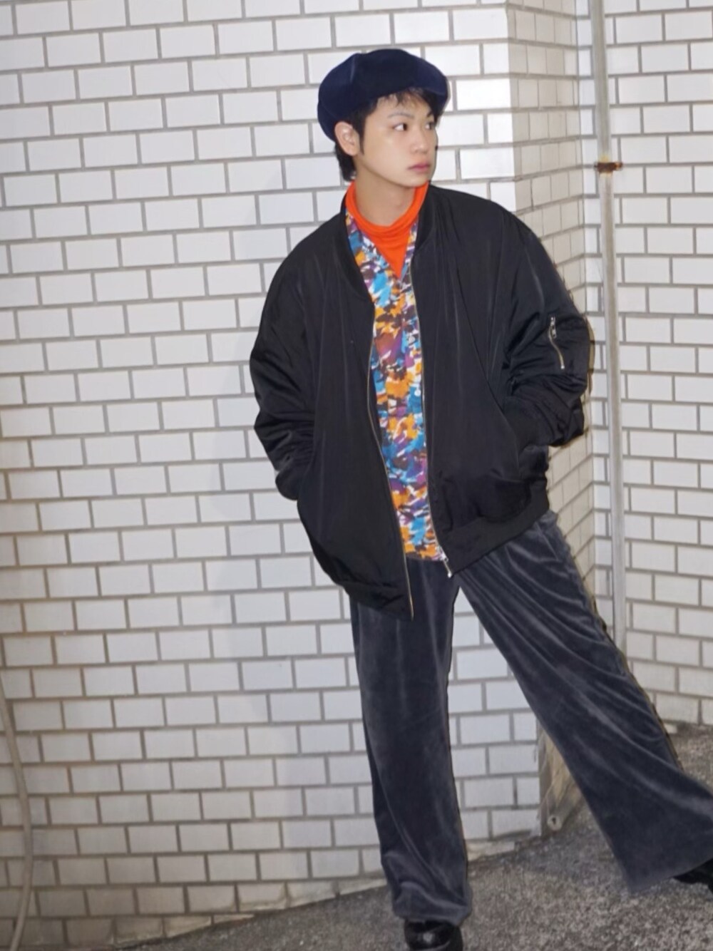 オレンジ系のTシャツ/カットソー、イエロー系のシャツ/ブラウス、ブラック系のMA-1を着用したメンズの冬コーディネートの1枚目の写真