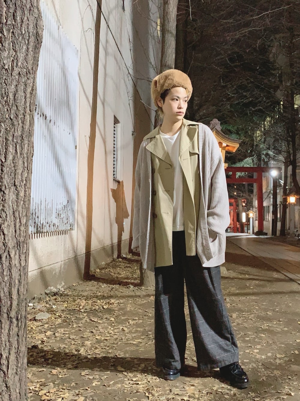 グレー系のカーディガン/ボレロ、ベージュ系のトレンチコート、ホワイト系のTシャツ/カットソーを着用したメンズの冬コーディネートの1枚目の写真