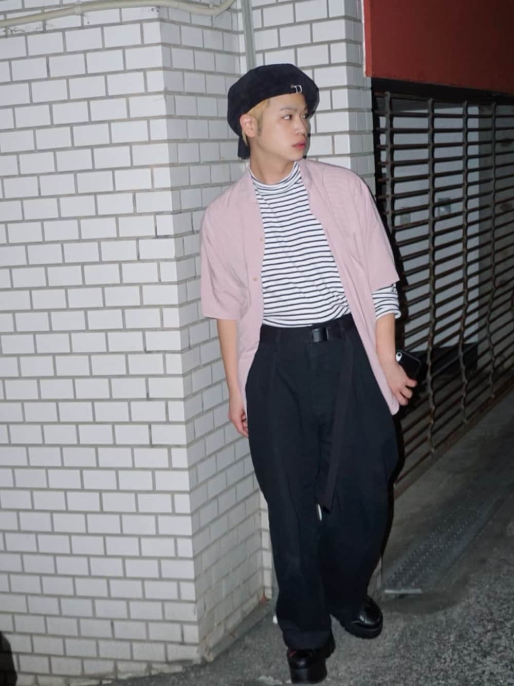 ピンク系のシャツ/ブラウス、グレー系のTシャツ/カットソー、ブラック系のその他パンツを着用したメンズの春コーディネートの1枚目の写真