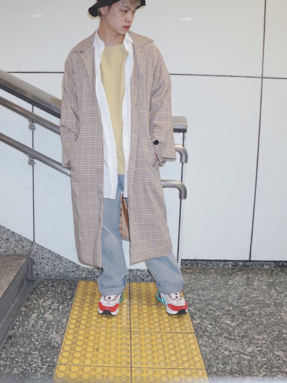 ホワイト系のシャツ/ブラウス、イエロー系のTシャツ/カットソー、イエロー系のトレンチコートを着用したメンズの春コーディネートの1枚目の写真