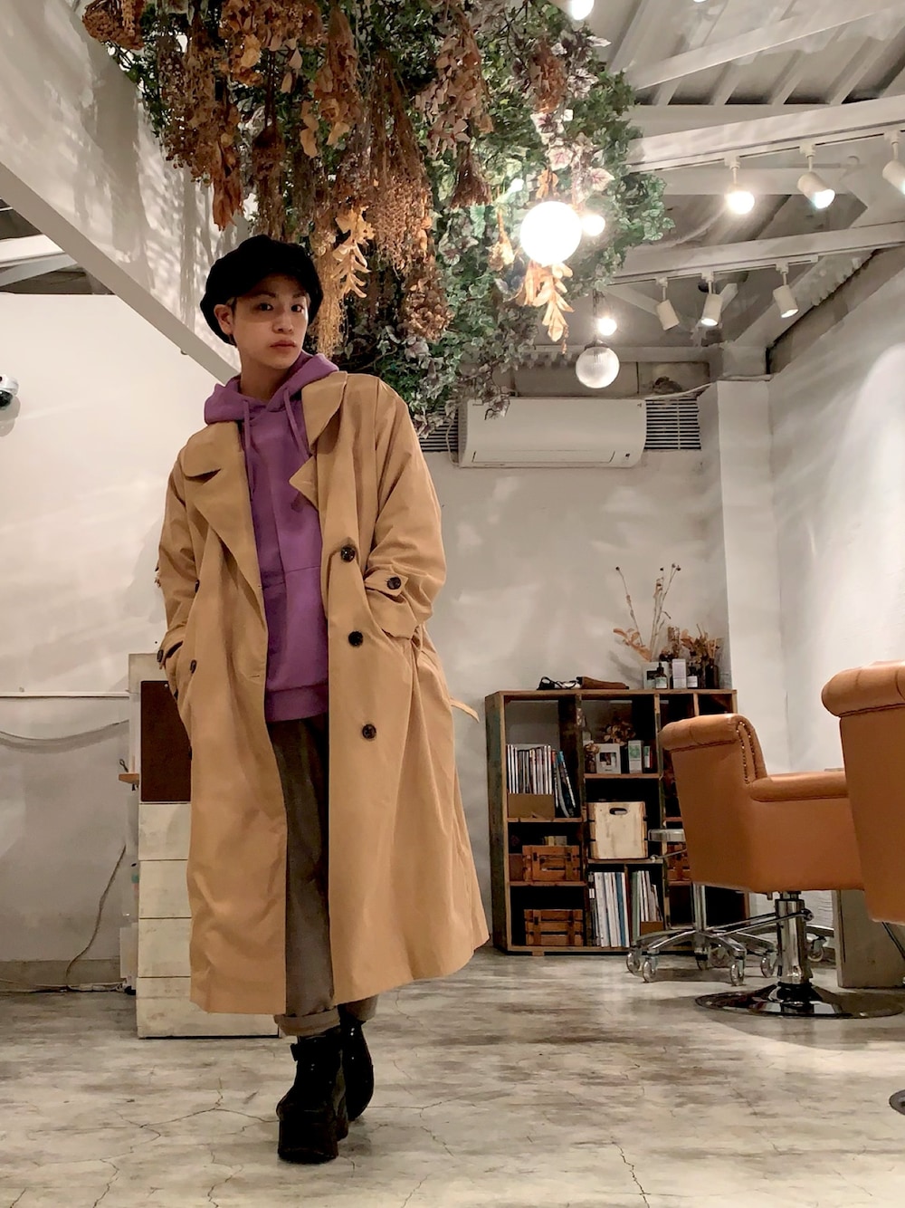 ベージュ系のトレンチコート、パープル系のパーカー、ベージュ系のスラックスを着用したメンズの春コーディネートの1枚目の写真