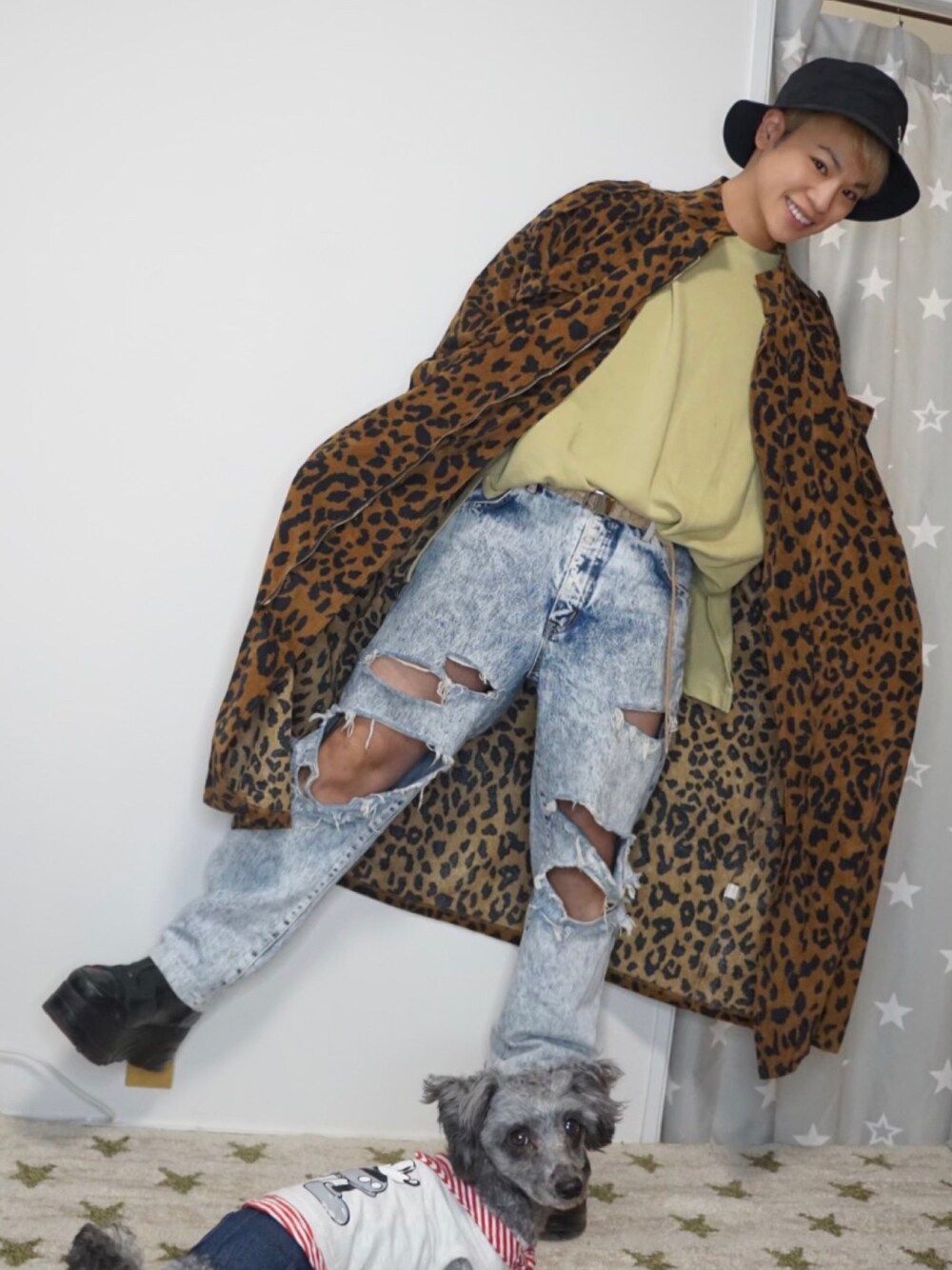 ブラック系のスニーカー、ブルー系のデニムパンツ、その他のその他アウターを着用したメンズの春コーディネートの1枚目の写真