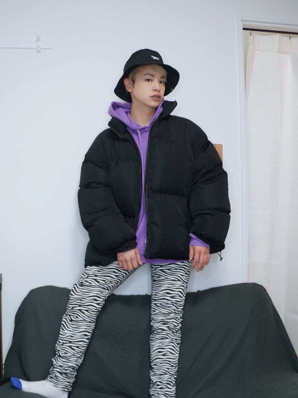 ブラック系のダウンジャケット/コート、パープル系のパーカー、その他のその他パンツを着用したメンズの春コーディネートの1枚目の写真