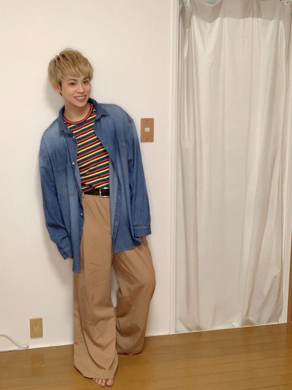 その他のTシャツ/カットソー、ブルー系のシャツ/ブラウス、ベージュ系のその他パンツを着用したメンズの春コーディネートの1枚目の写真