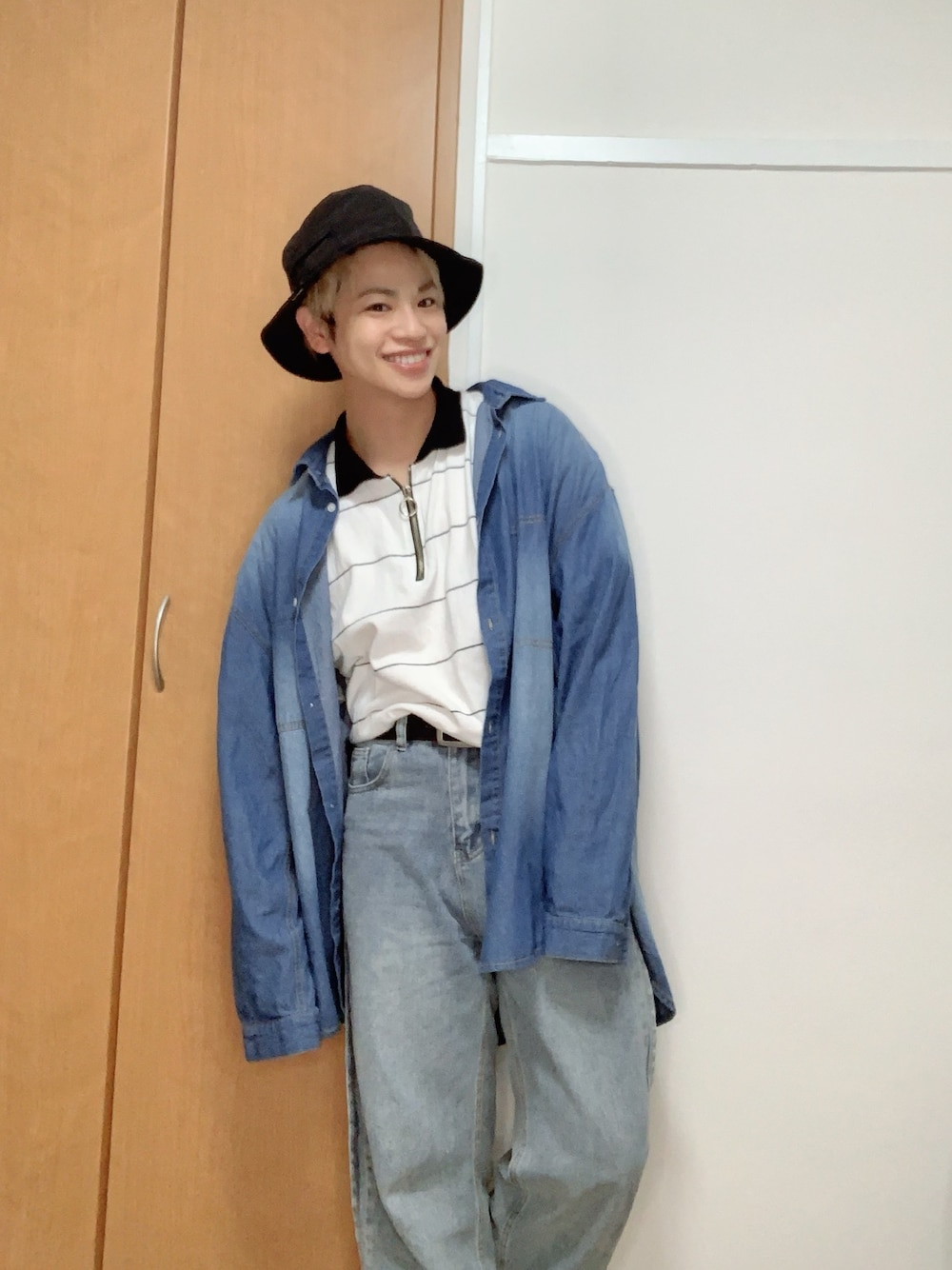 ブルー系のシャツ/ブラウス、ブルー系のデニムパンツ、ホワイト系のポロシャツを着用したメンズの春コーディネートの1枚目の写真