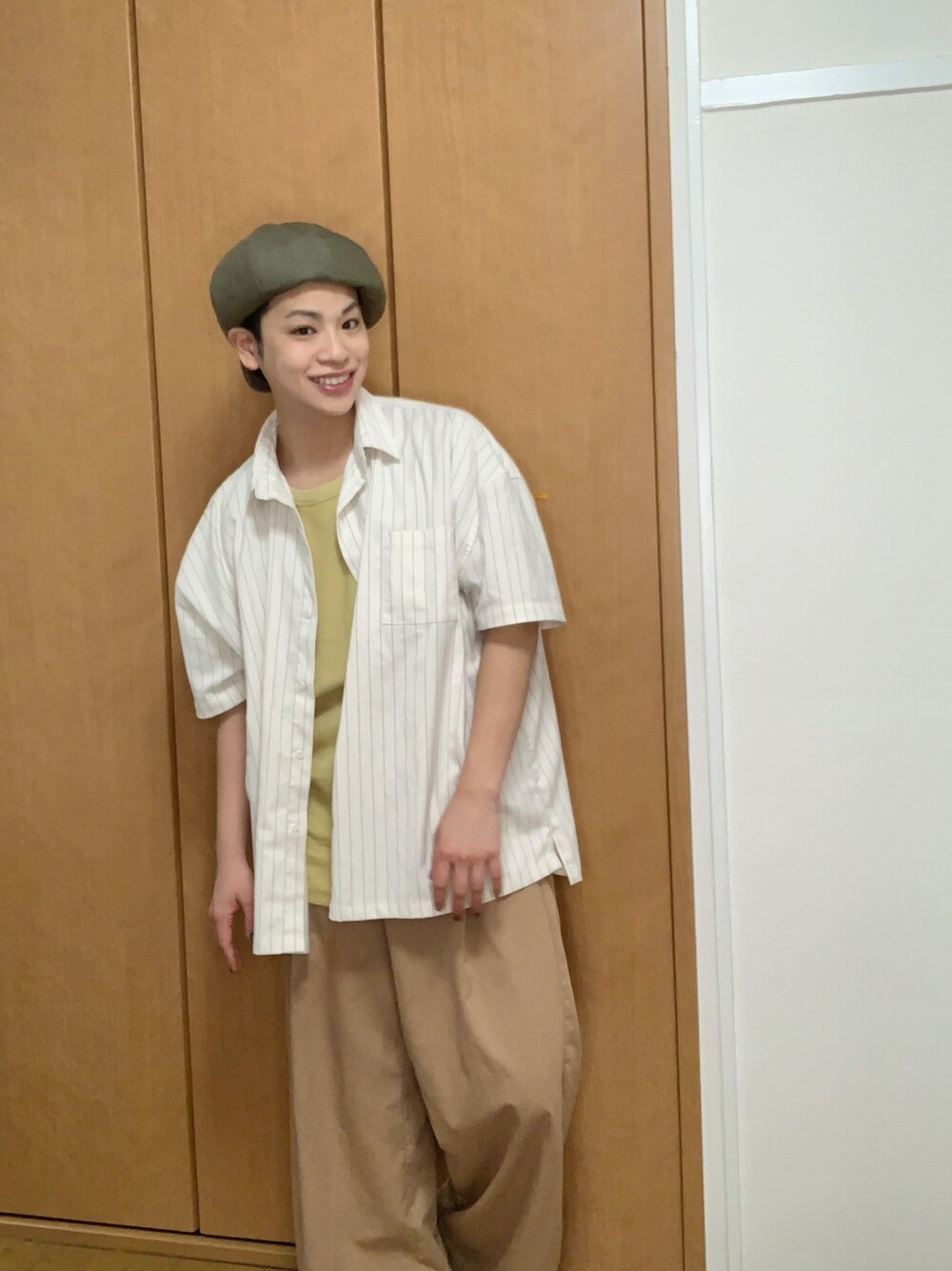 ホワイト系のシャツ/ブラウス、イエロー系のTシャツ/カットソー、ベージュ系のその他パンツを着用したメンズの夏コーディネートの1枚目の写真