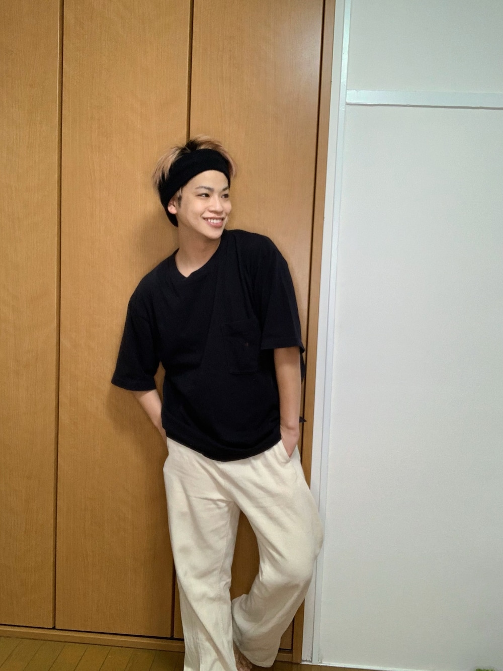 ブラック系のTシャツ/カットソー、ホワイト系のデニムパンツを着用したメンズの夏コーディネートの1枚目の写真