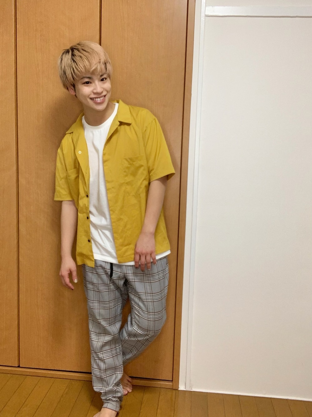 イエロー系のシャツ/ブラウス、ホワイト系のTシャツ/カットソー、グレー系のセットアップを着用したメンズの夏コーディネートの1枚目の写真